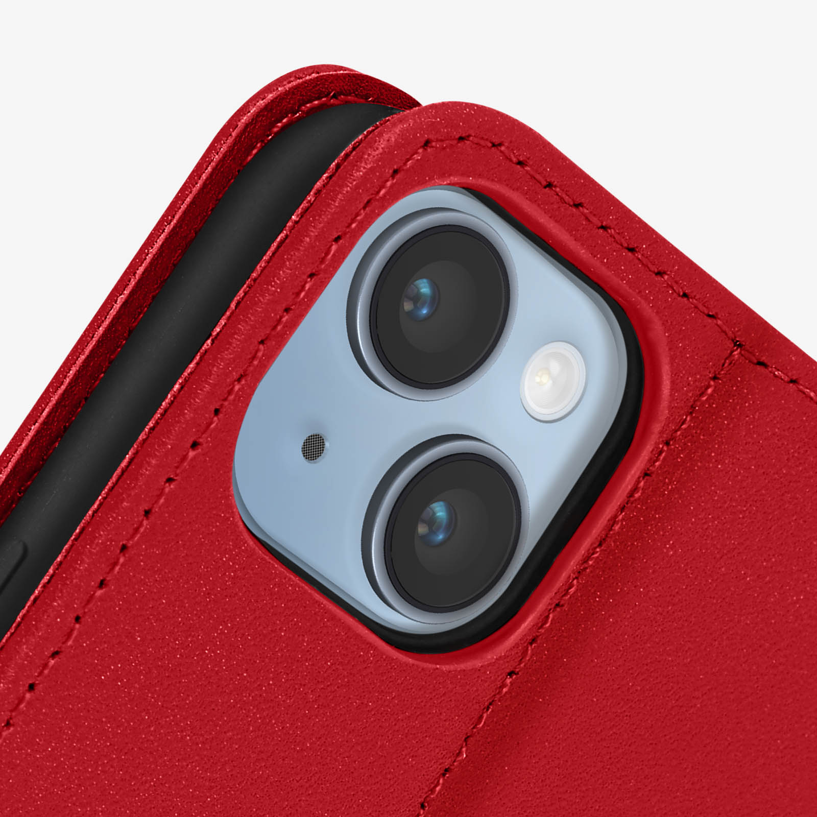 Close-up van het camera-gebied van een rode telefoonhoes, met de lenzen en de stiksels.