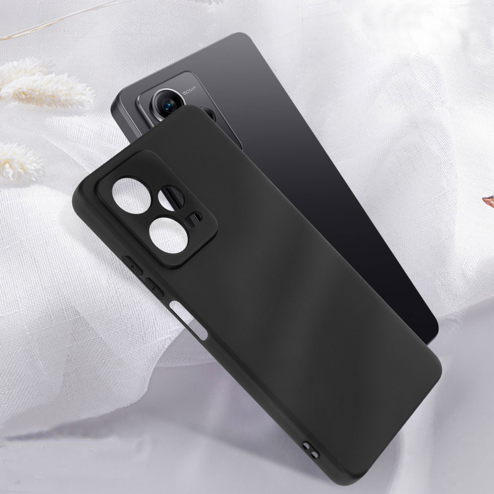 Schwarze Smartphone-Hülle mit drei kreisförmigen Kameraausschnitten. Ein weiteres Telefon im Hintergrund.