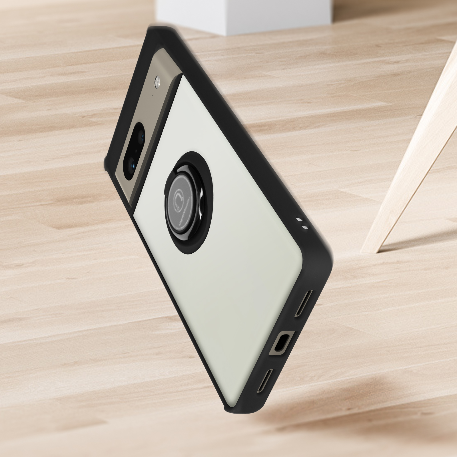 Custodia per telefono con anello nero, schema di colori nero e beige, su superficie in legno.