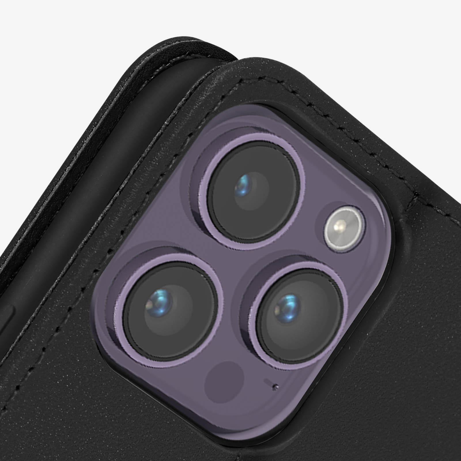 Close-up van de camera van een telefoonhoesje. Drie lenzen zijn zichtbaar, omgeven door een zwart leren hoesje.