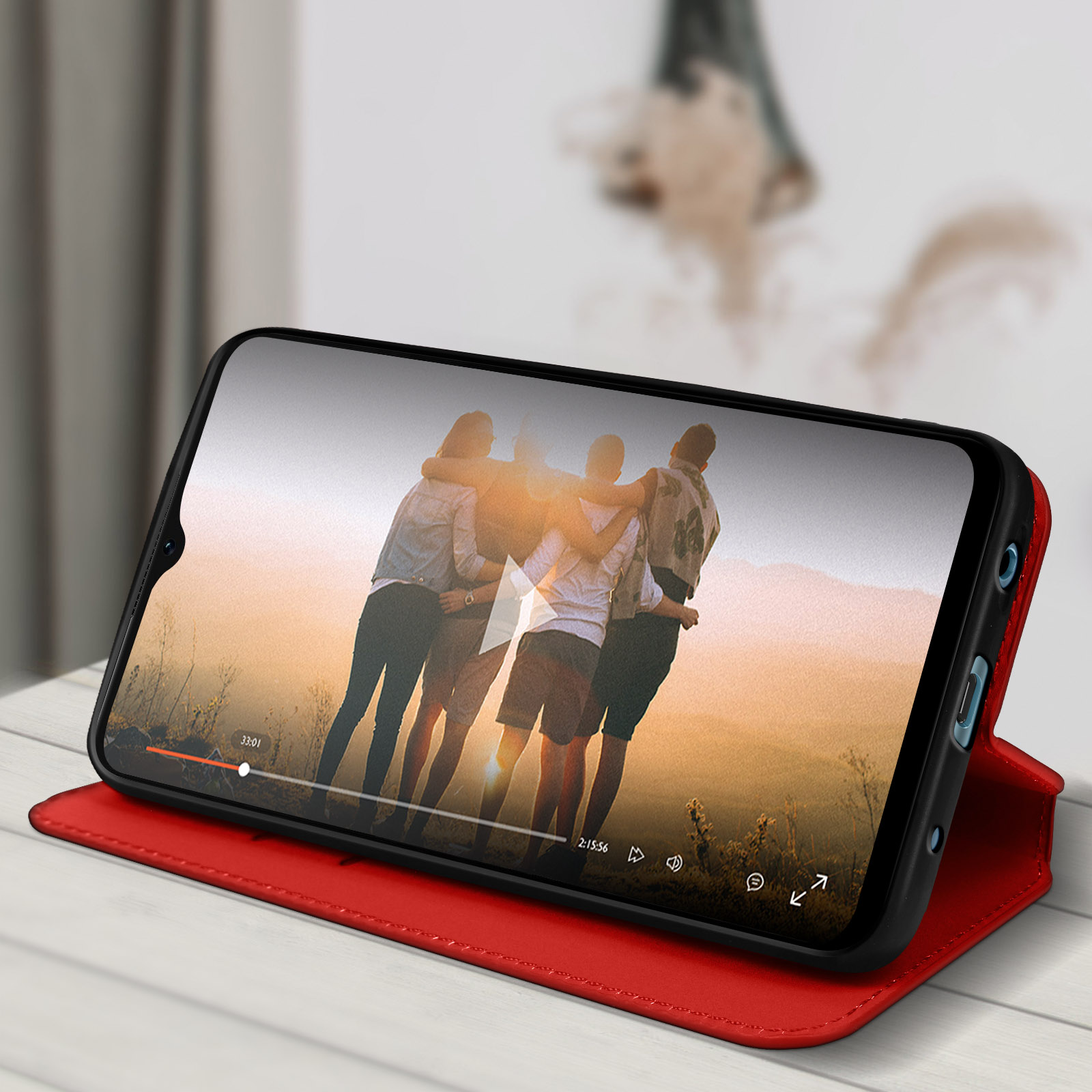 Telefono che mostra un video di un gruppo di persone, su una custodia rossa.