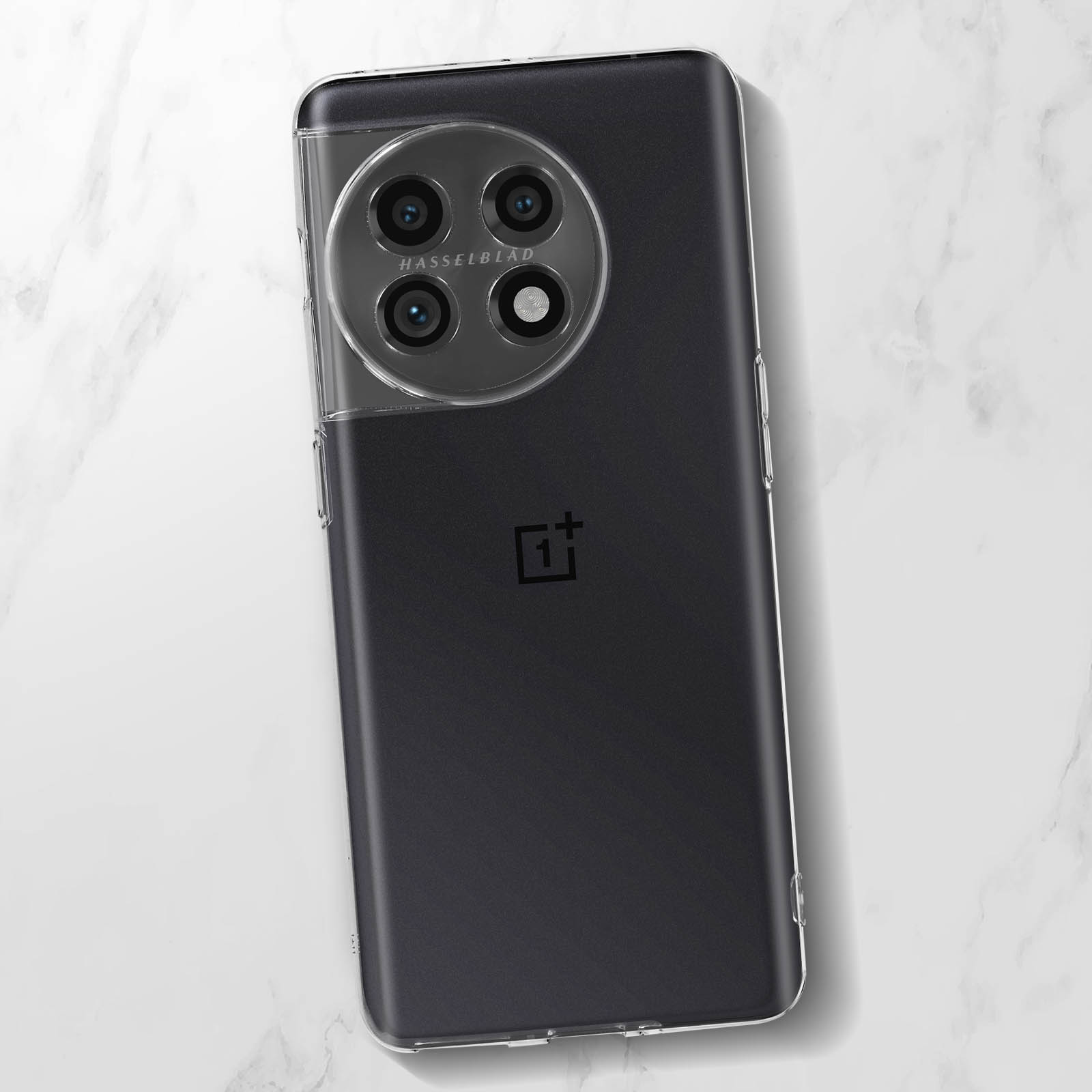 Zwarte telefoon in een doorzichtige hoes, Hasselblad camera, OnePlus logo, op marmer.
