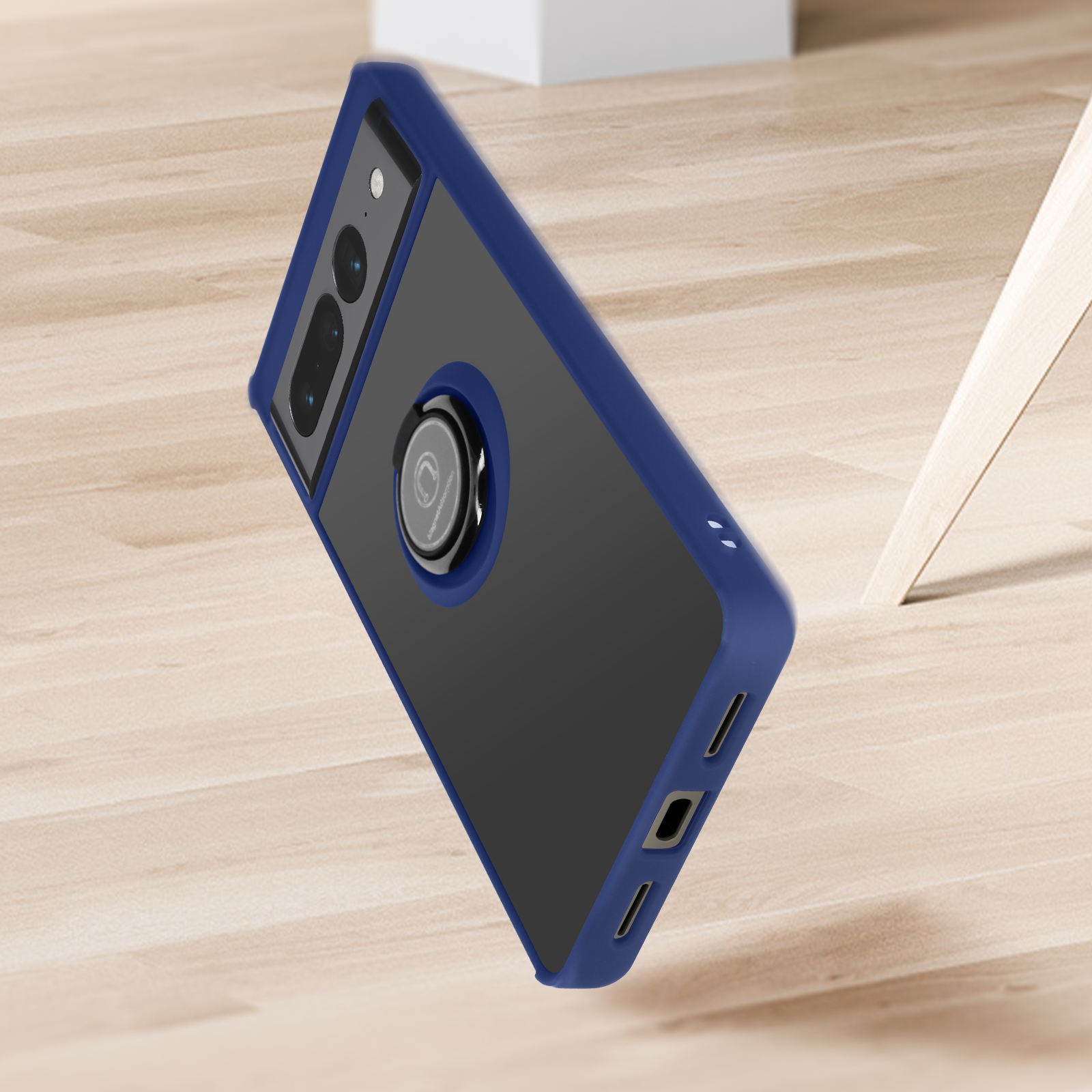 Een blauwzwarte telefoonhoes op een houten oppervlak, met een ringhouder.
