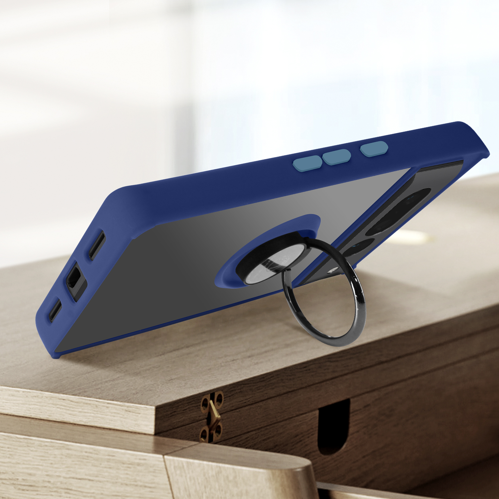 Blauwe telefoonhoes met een ringhouder op een houten tafel.