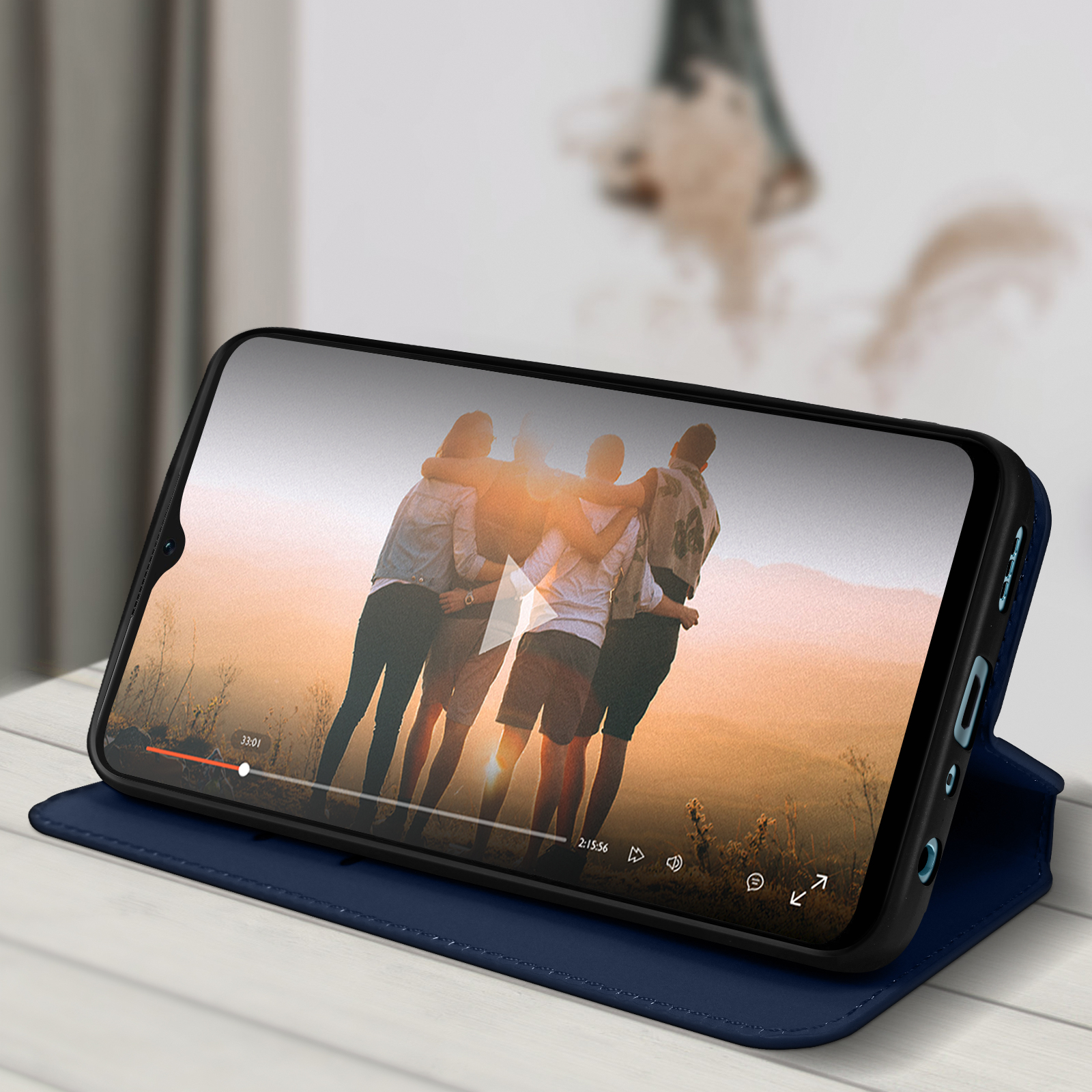 Telefono che mostra video sulla custodia. Persone nel video. Custodia blu.