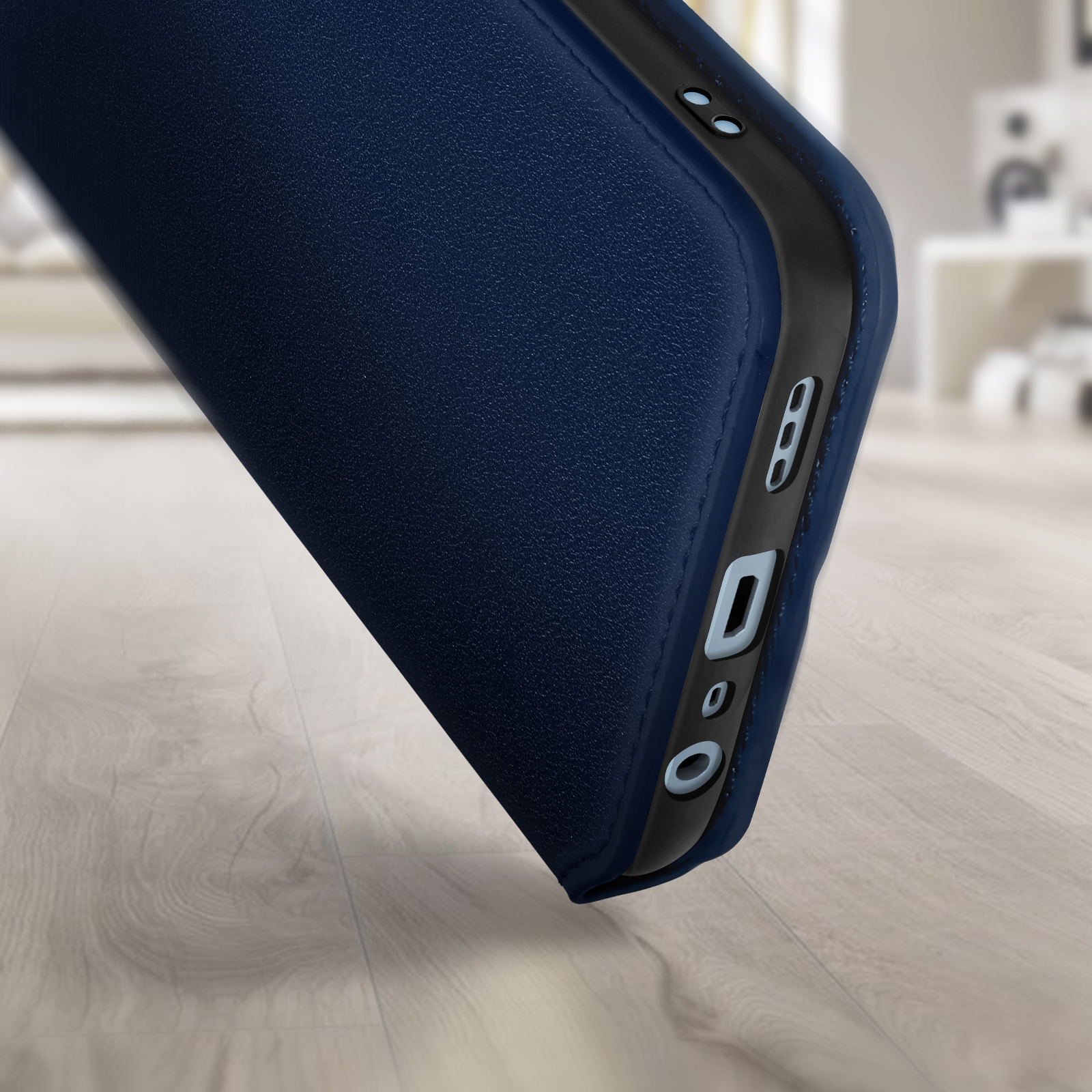 Una custodia per telefono blu navy con bordo nero. La custodia del telefono è angolata.