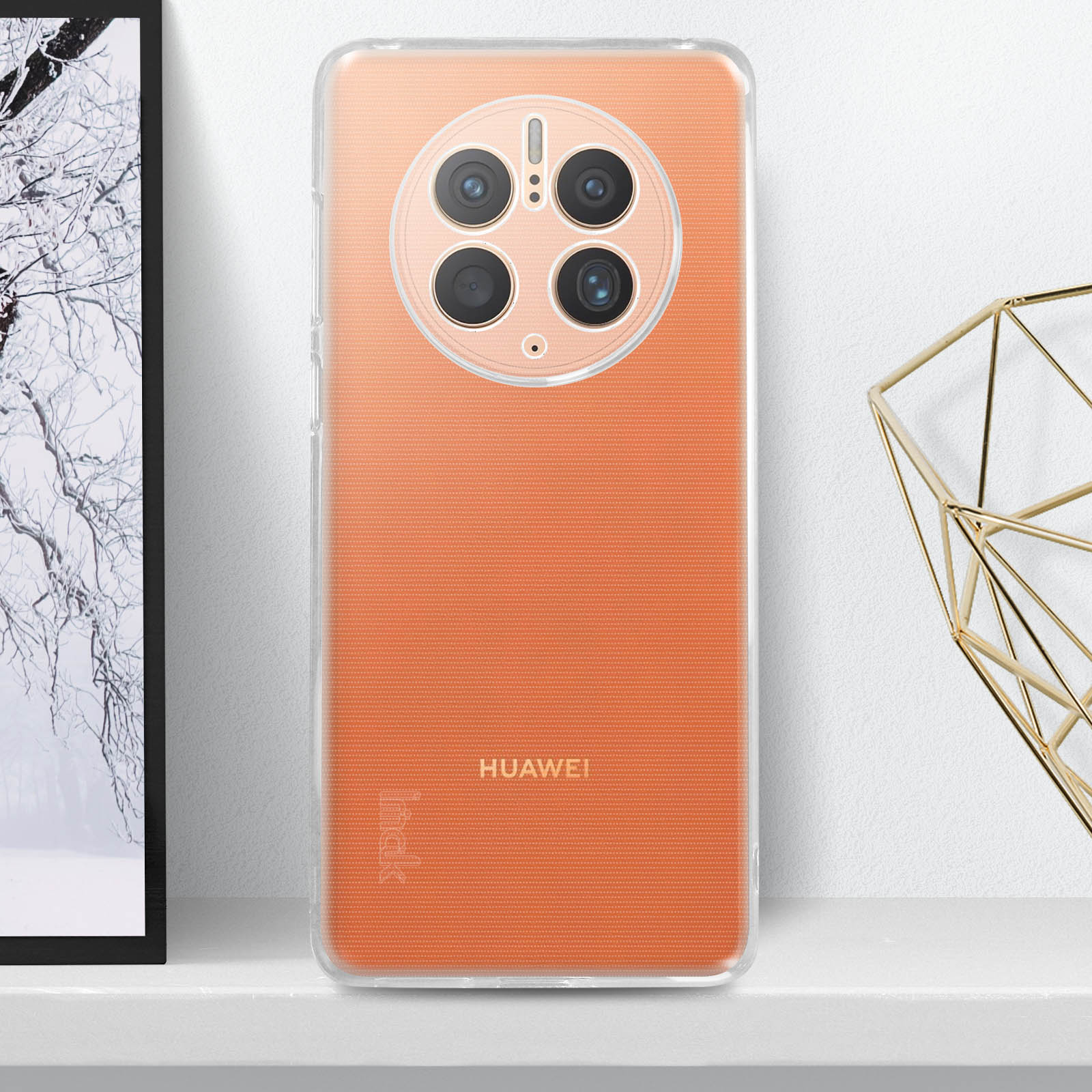 Custodia arancione per telefono su una superficie bianca. Il telefono ha una custodia trasparente, che mostra il retro.