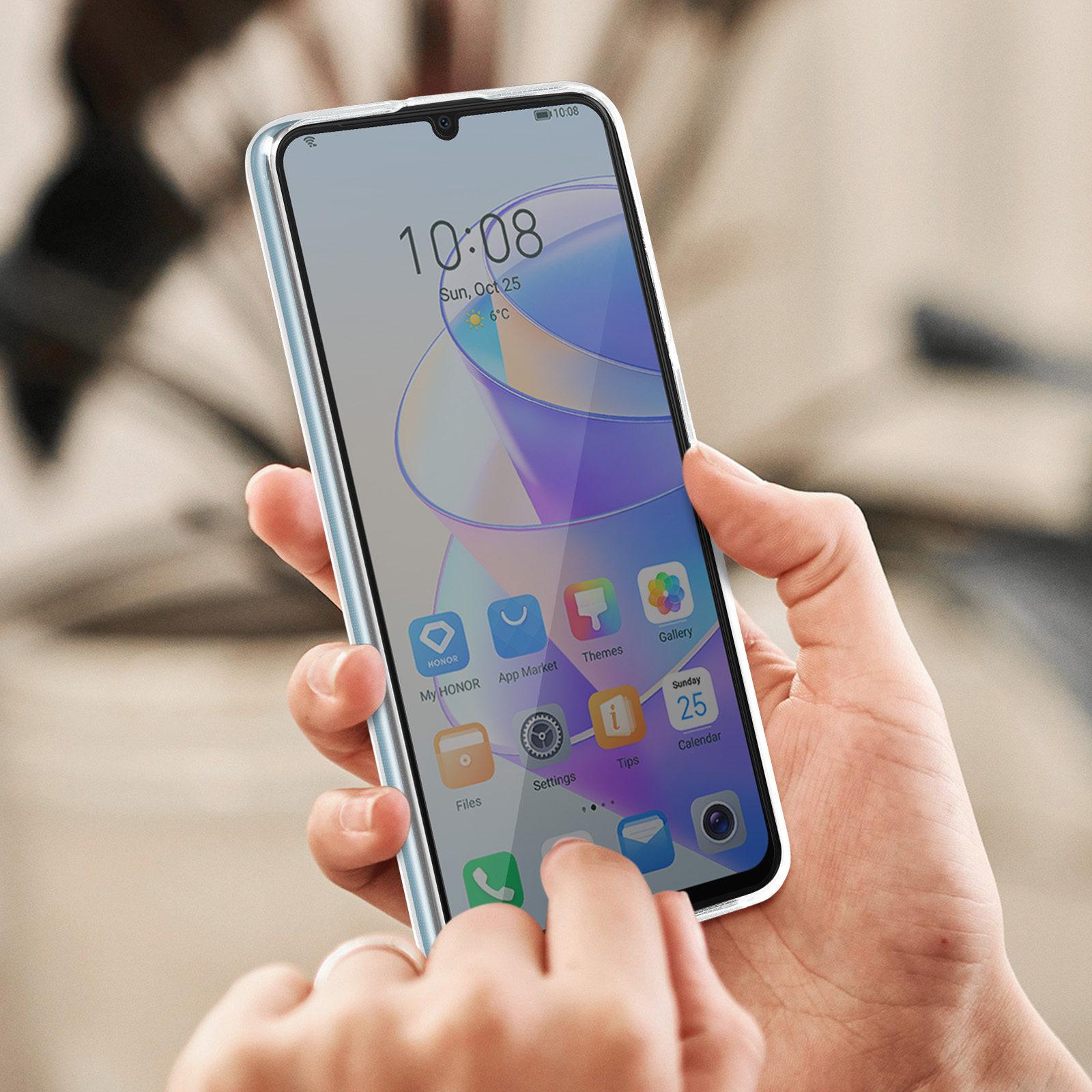 Eine Person hält ein Telefon, das einen Startbildschirm mit App-Symbolen anzeigt.