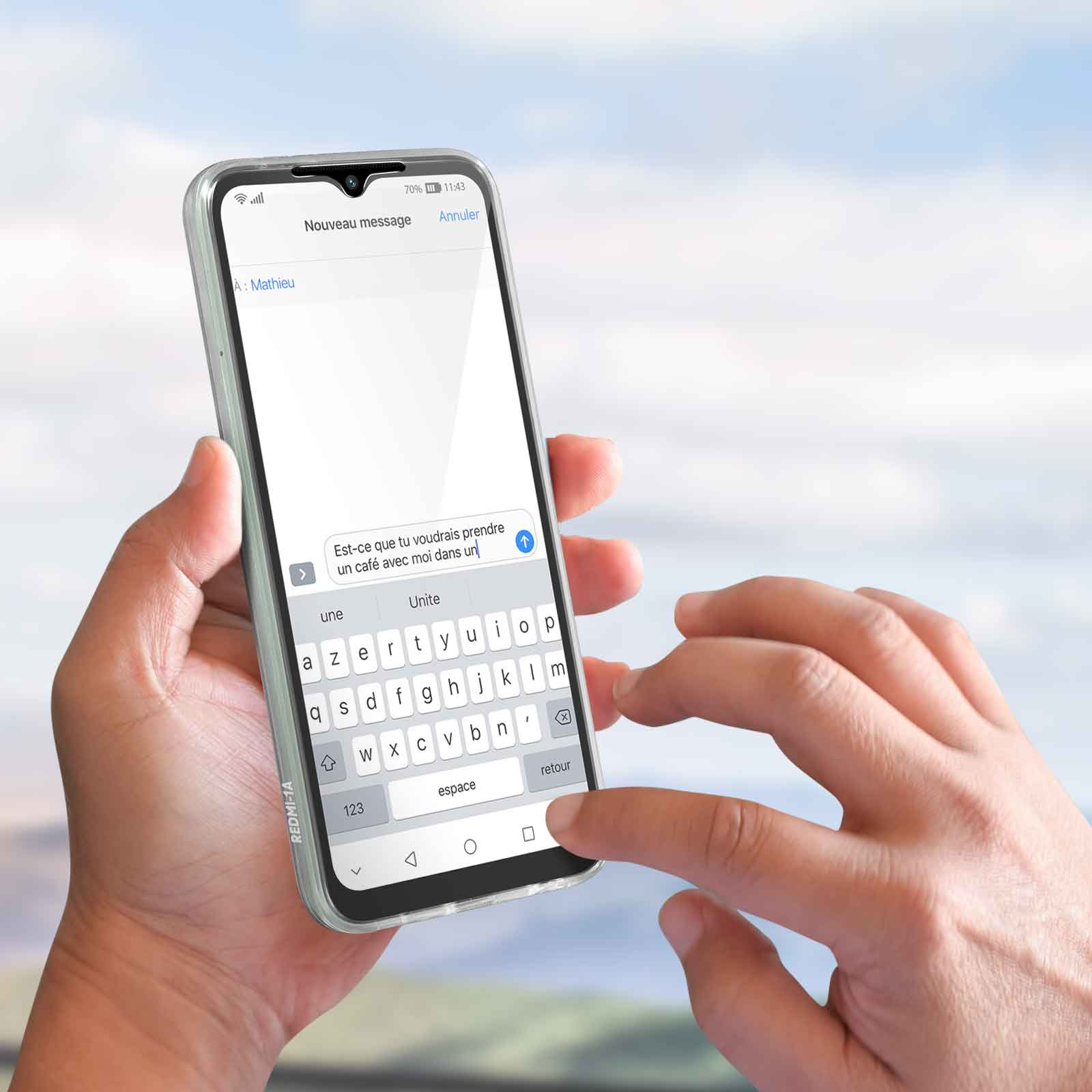 Hände einer Person, die ein Telefon halten und eine Nachricht auf dem Bildschirm anzeigen. Der Hintergrund ist unscharf.