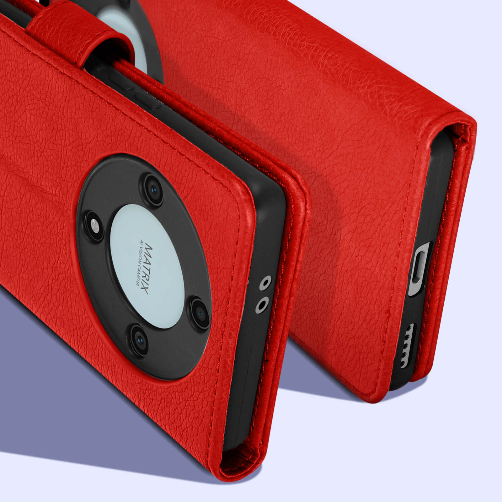 Custodia rossa per telefono con copertura per fotocamera. Telefono nero nella custodia. Custodia in pelle rossa. Sfondo blu.