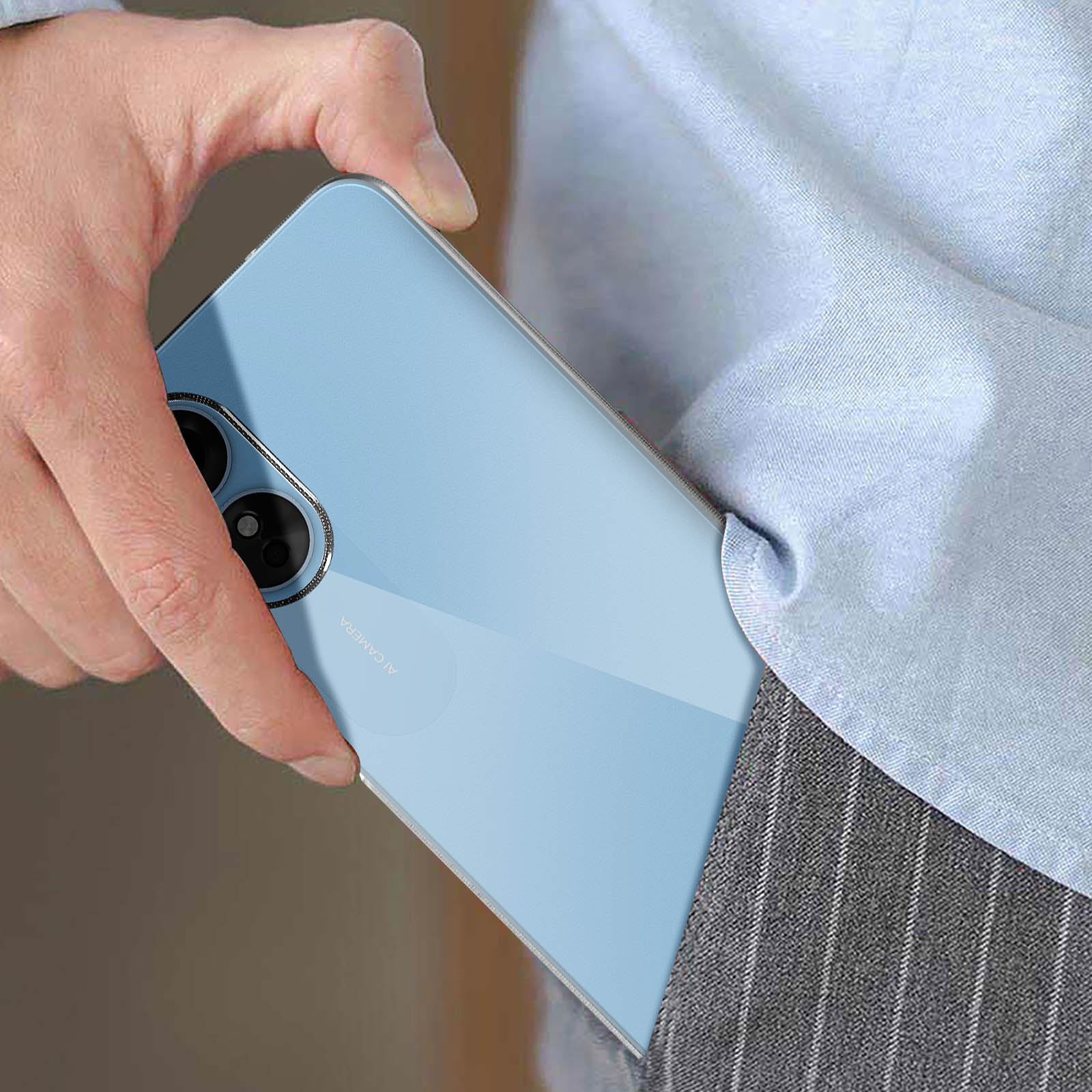Uno smartphone azzurro è parzialmente in tasca. Una mano tiene il telefono.