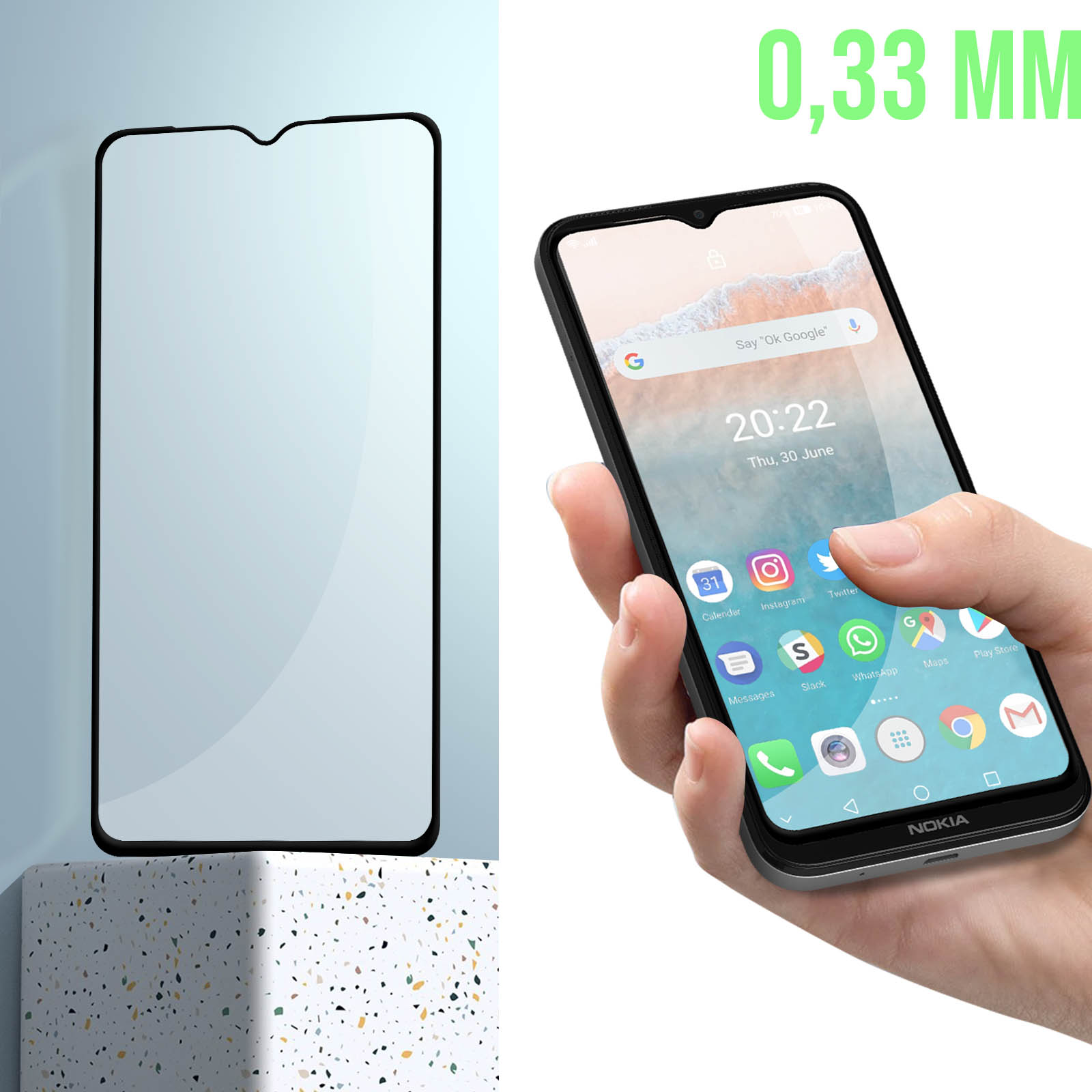 Un proteggi schermo e un telefono. Il telefono è tenuto in mano, lo schermo mostra l'ora, con le app.
