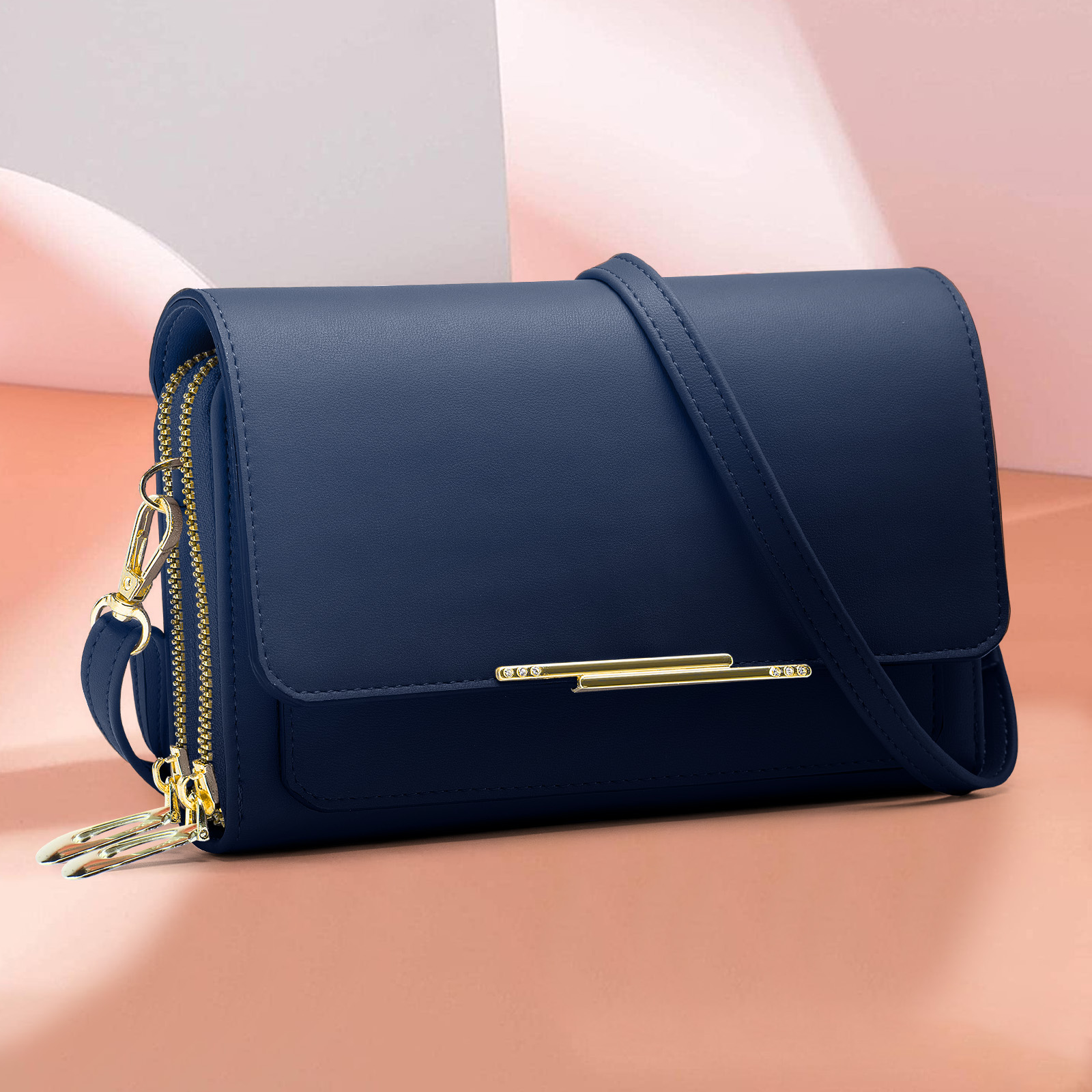 Marineblaue Ledertasche mit goldenen Details, Schulterriemen und einer Frontklapptasche.