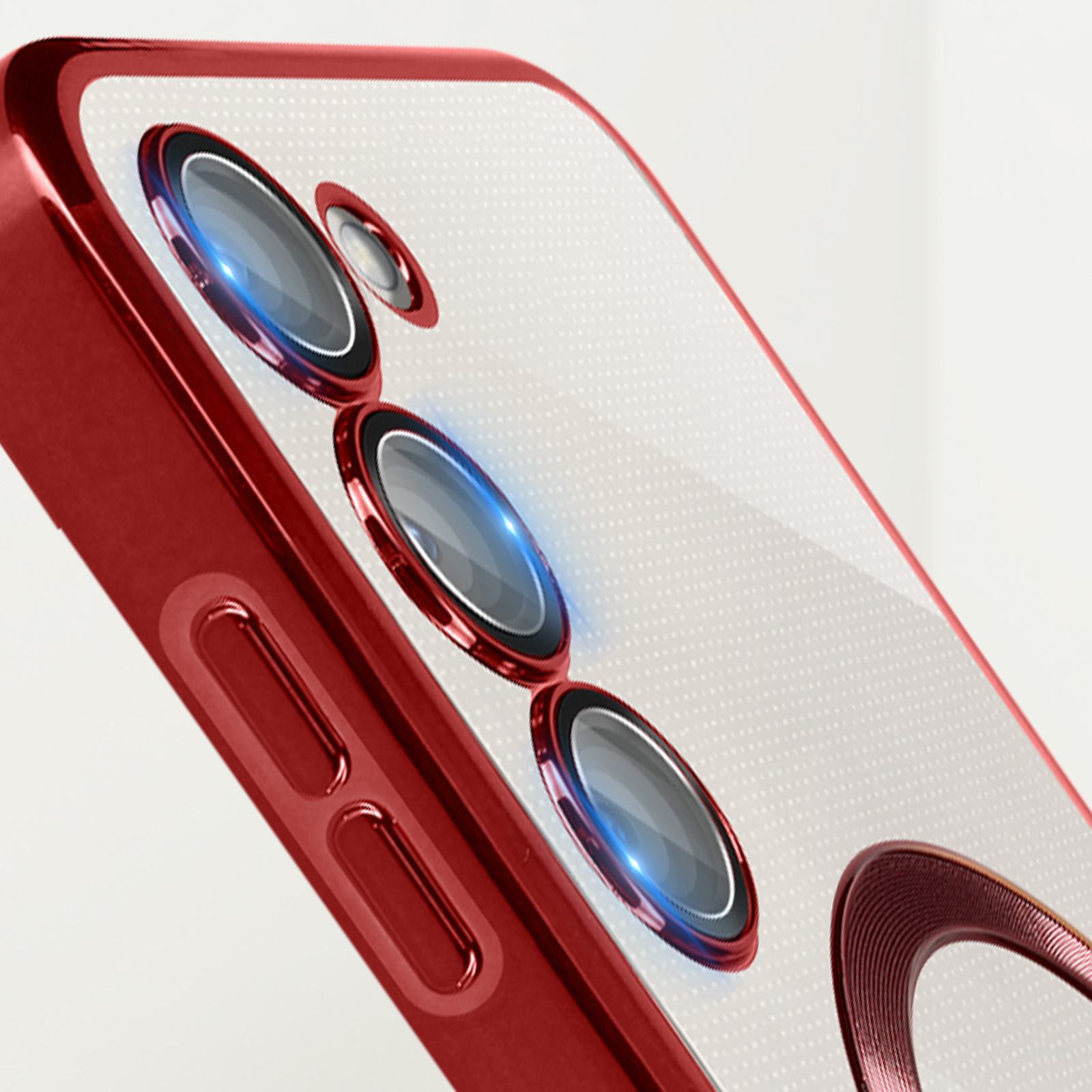 Telefono con custodia trasparente con anello fotocamera in metallo rosso. La fotocamera ha tre lenti.