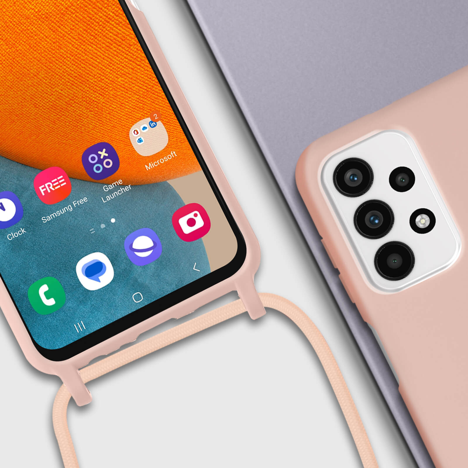 Smartphone mit Handyhülle, mit Apps auf dem Bildschirm. Eine weitere Handyhülle rechts.