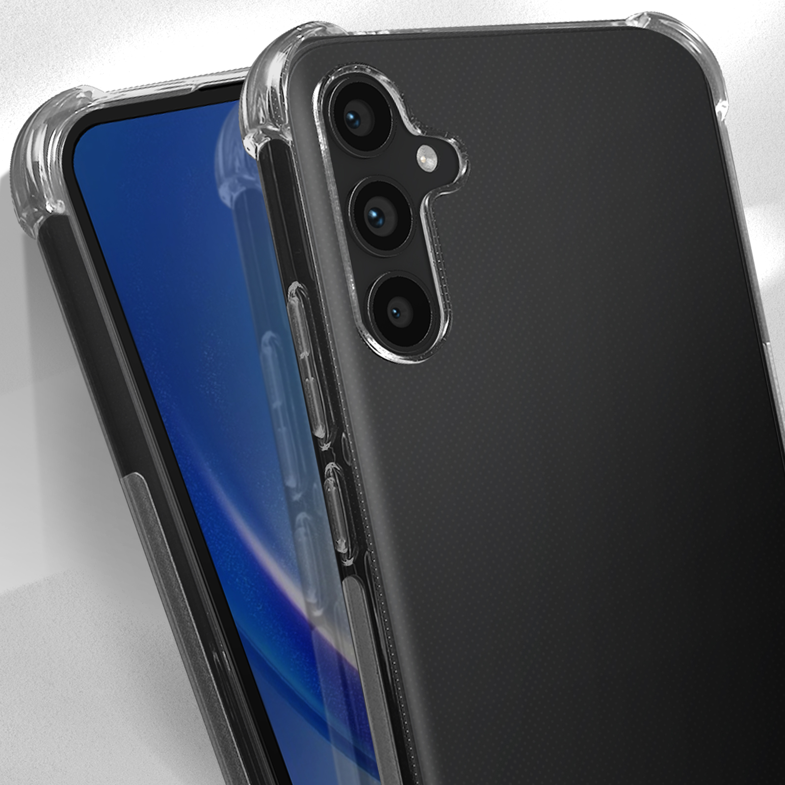 Un étui de téléphone noir avec pare-chocs transparent, lentilles de caméra visibles.