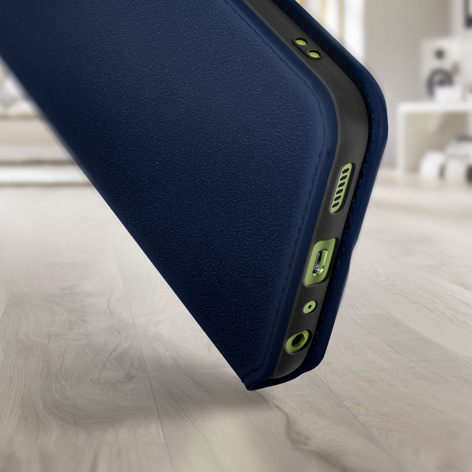 Gros plan sur une coque de téléphone bleu foncé avec ports et boutons visibles.