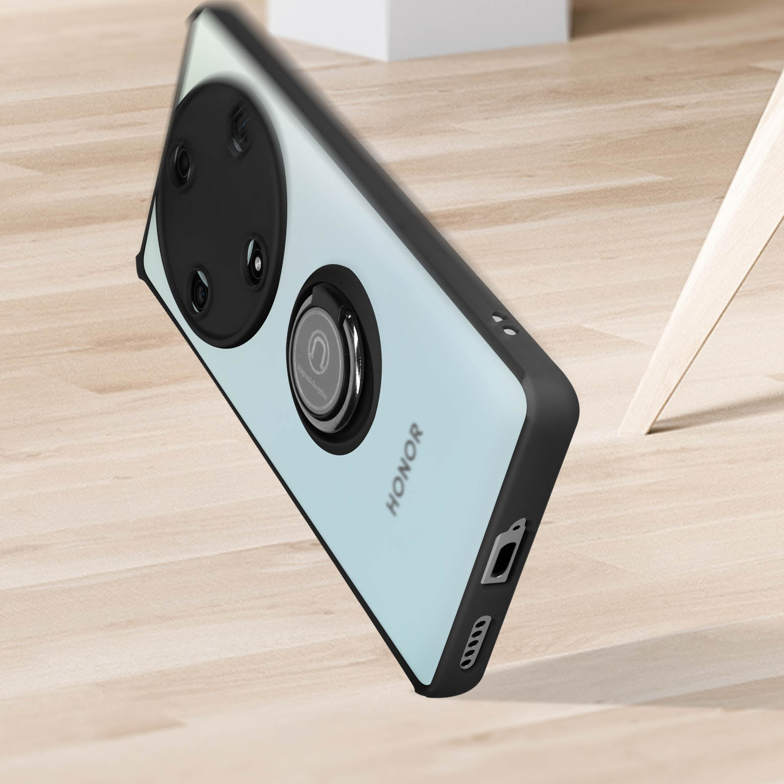 Un telefono in una custodia, con il logo HONOR, inclinato su una superficie in legno con sfondo sfocato.