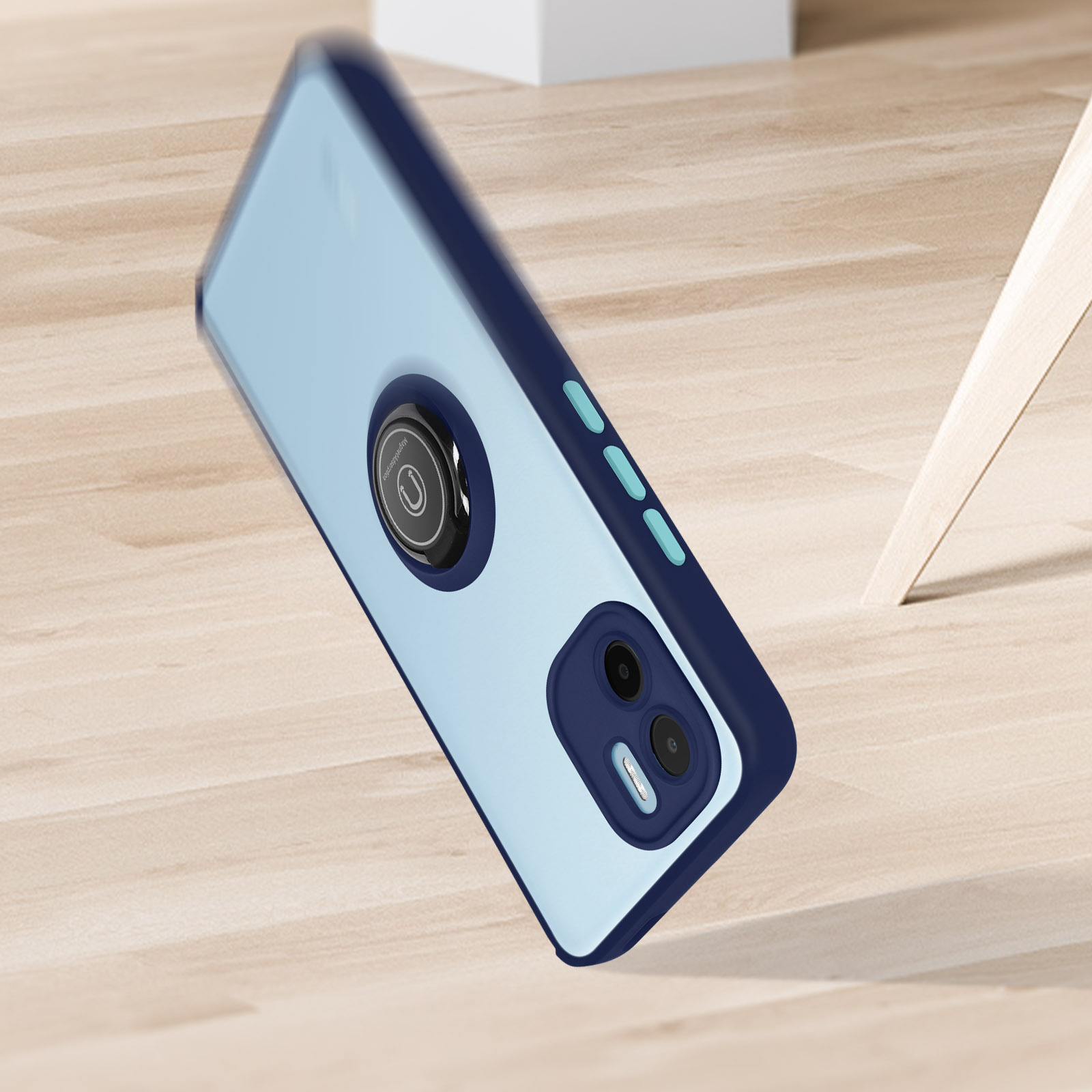 Coque de téléphone sur une surface en bois. Elle a un bord bleu et un support d'anneau, en biais.