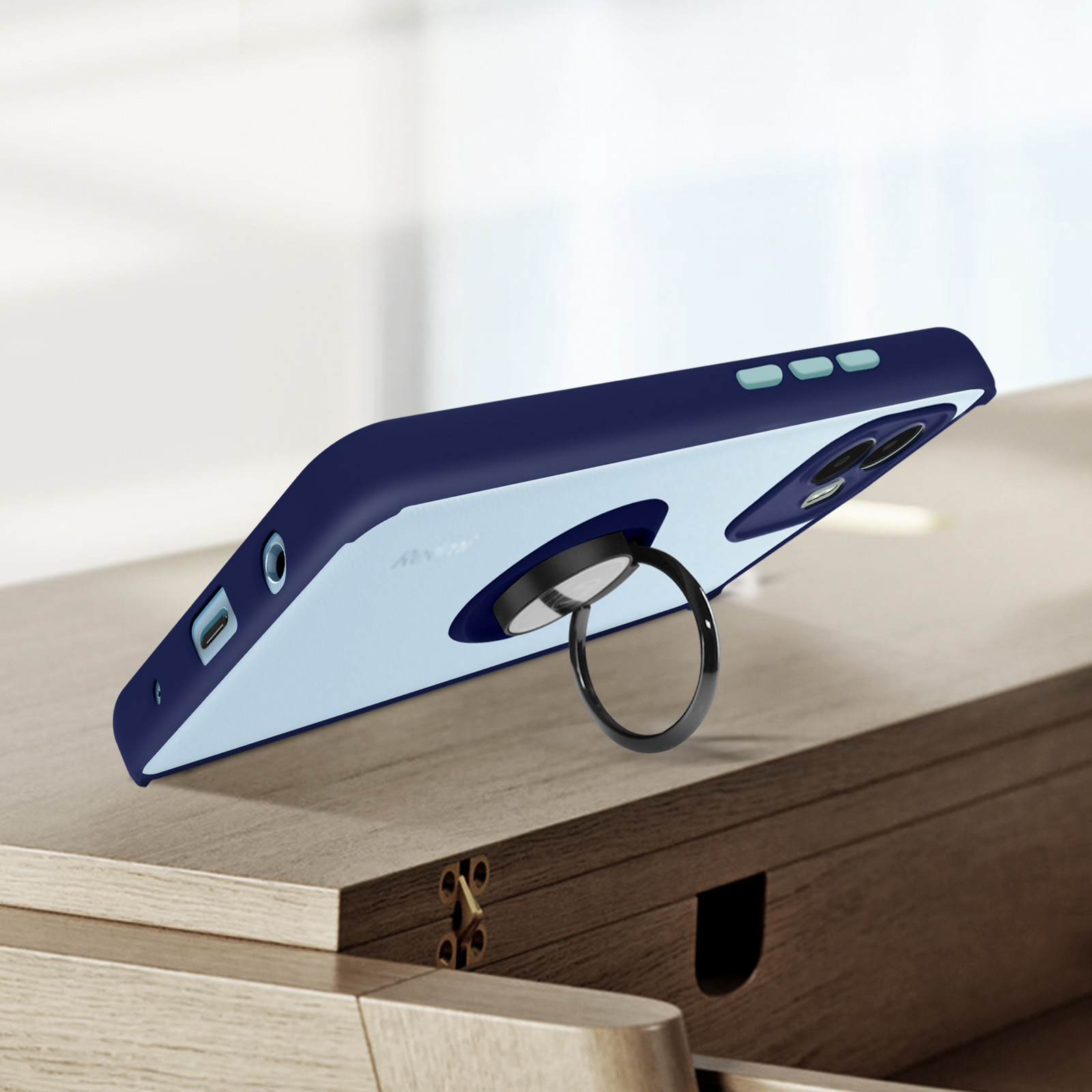 Un téléphone bleu avec un support de bague. Il est sur une surface en bois.