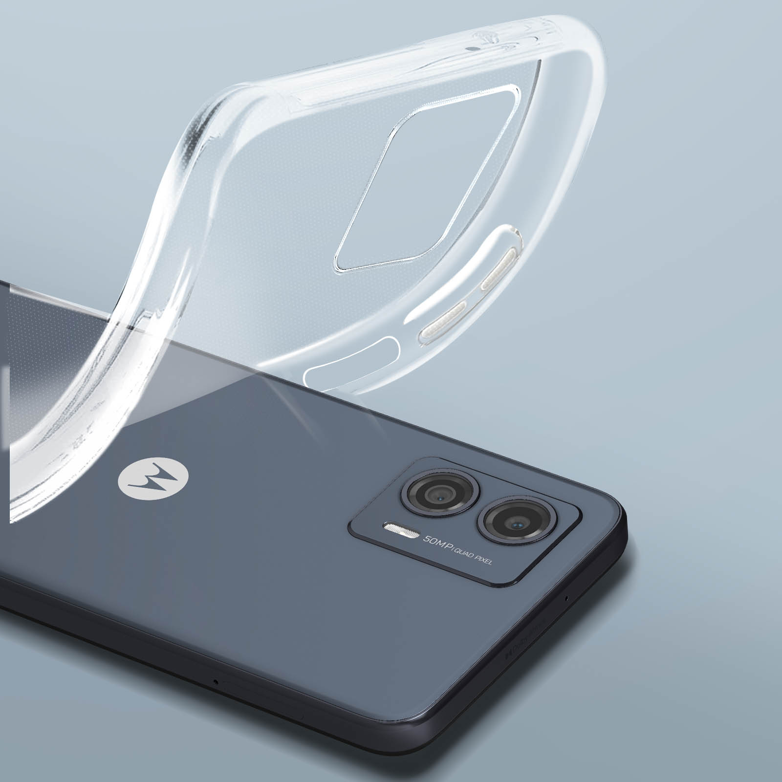 Custodia trasparente per telefono che viene rimossa da un telefono grigio scuro. Dettagli della fotocamera visibili.