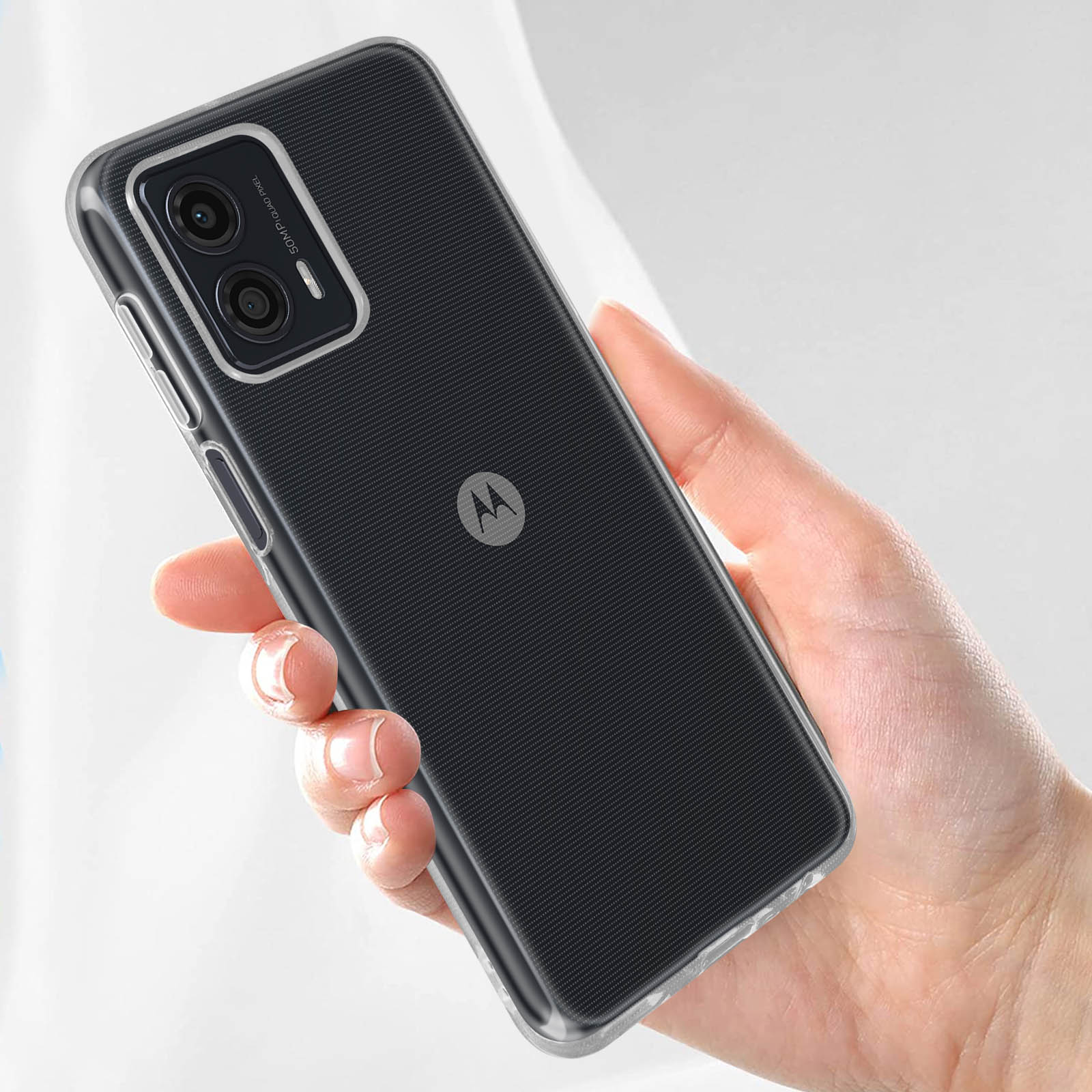 Una mano che tiene un telefono con una custodia. La custodia è nera e il telefono ha una fotocamera.