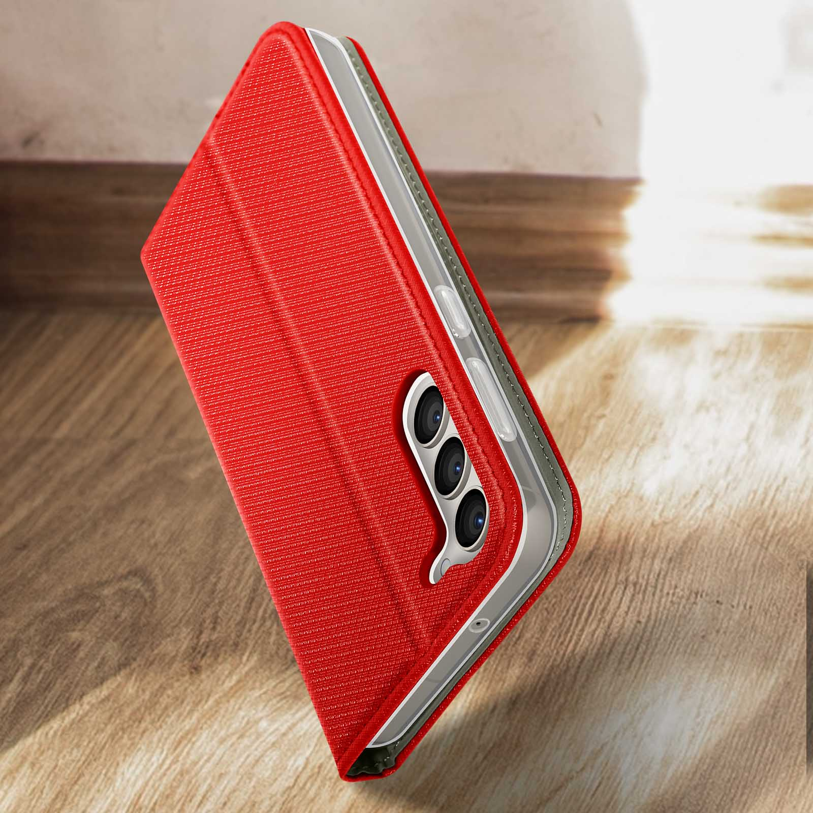Rote Handyhülle mit einem Telefon darin, schräge Aufnahme. Drei Kameras sind sichtbar.