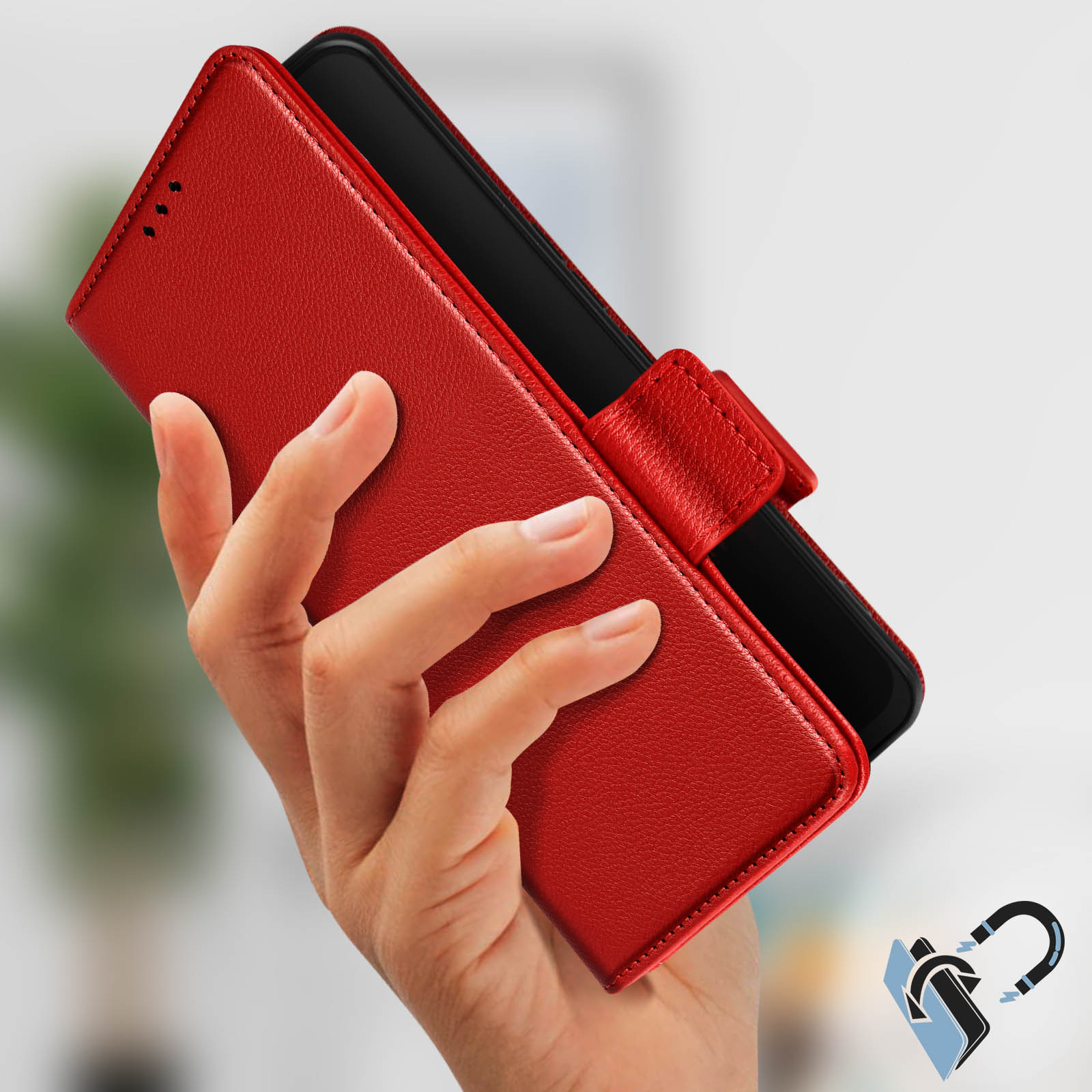 Una mano che tiene una custodia rossa per telefono. La custodia è chiusa e ha una chiusura magnetica. Sfondo bianco.