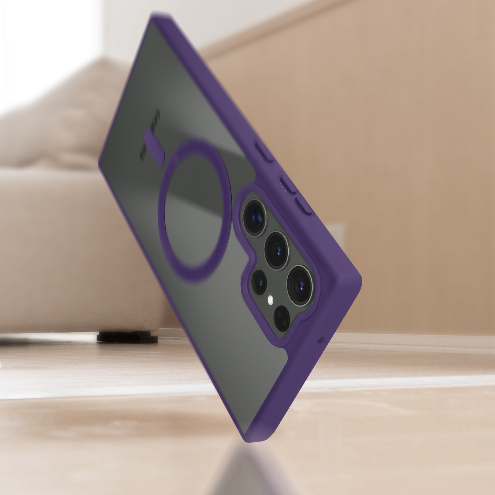 Custodia per telefono viola con retro grigio e anello trasparente. Il telefono è su uno sfondo sfocato.