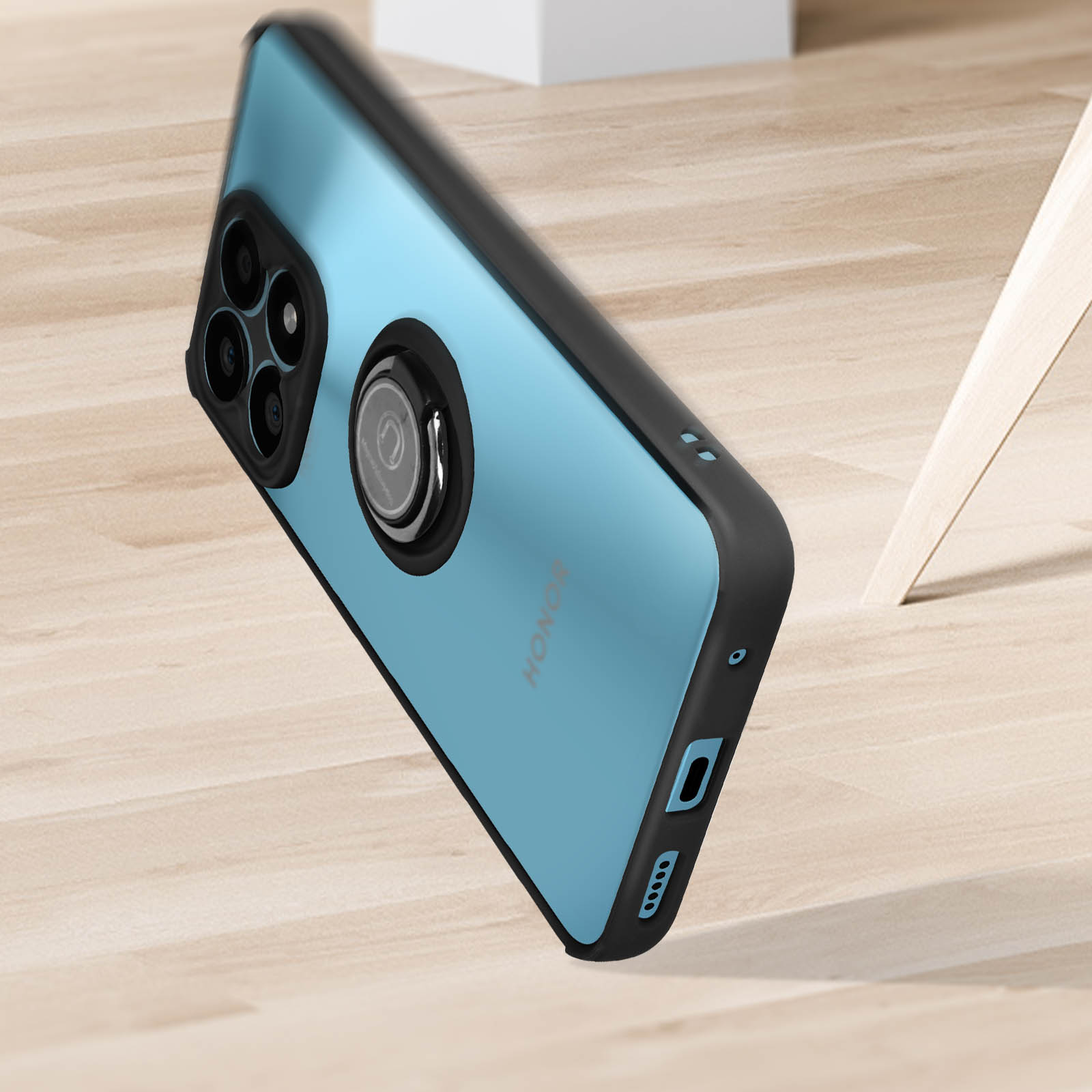 Eine blaue Handyhülle mit Ringhalter. Das Telefon ist auf einer Holzoberfläche geneigt. Weißer Hintergrund.