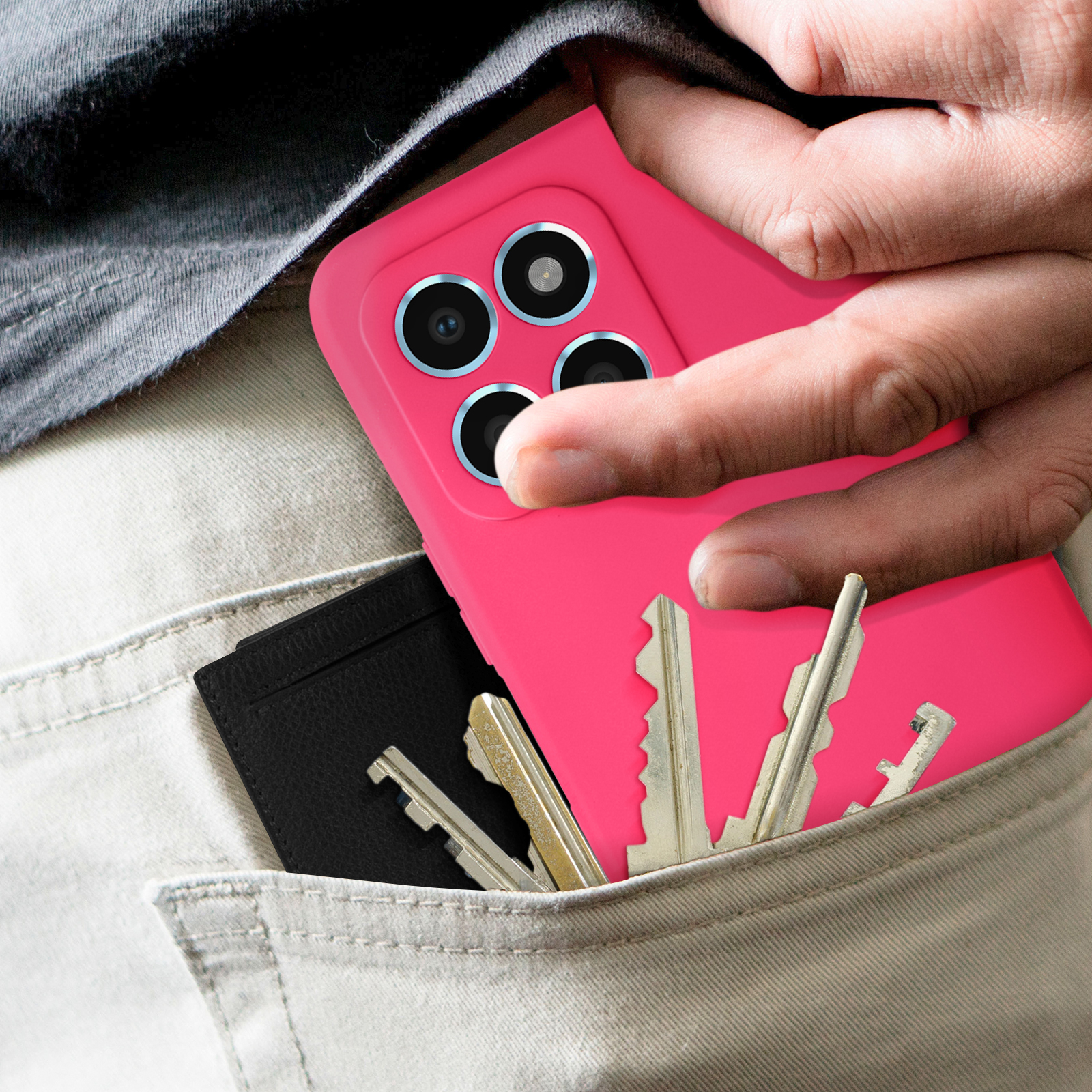 Persoon houdt roze telefoon vast met sleutels en kaart in zak.