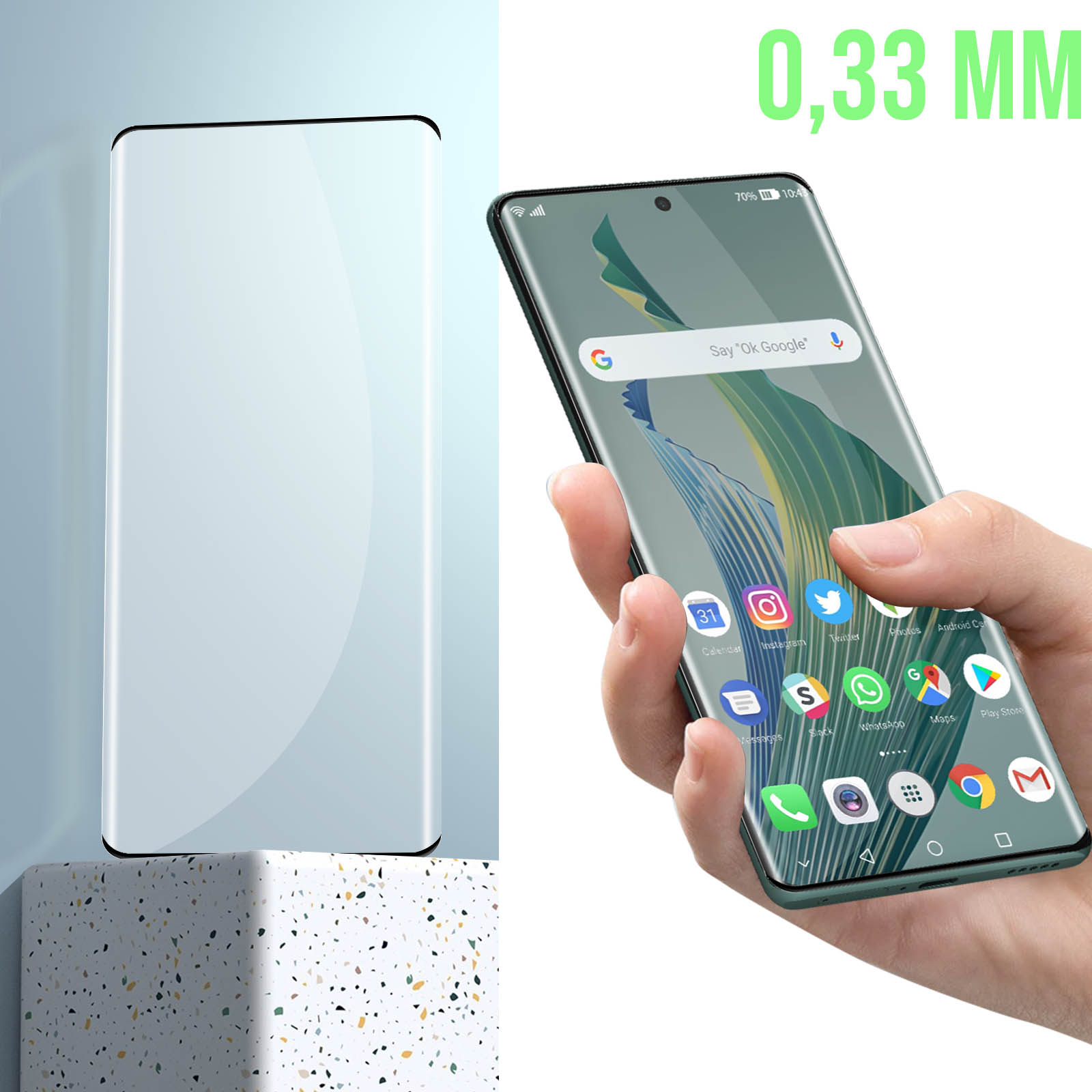 Une main tenant un téléphone avec un protecteur d'écran, mesurant 0,33 mm d'épaisseur.