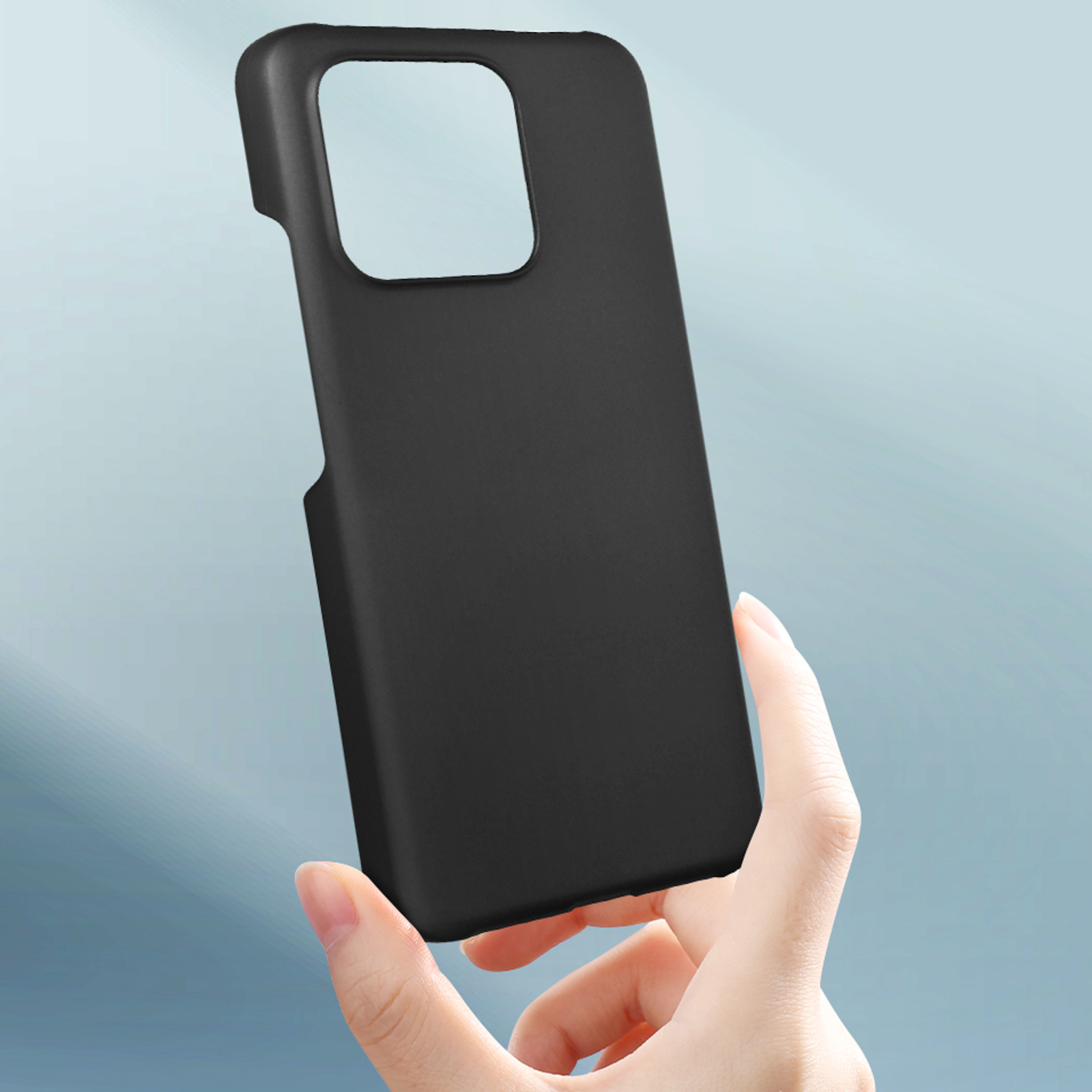 Une main tient un étui de téléphone noir. L'étui est de conception simple, avec une découpe pour l'appareil photo.