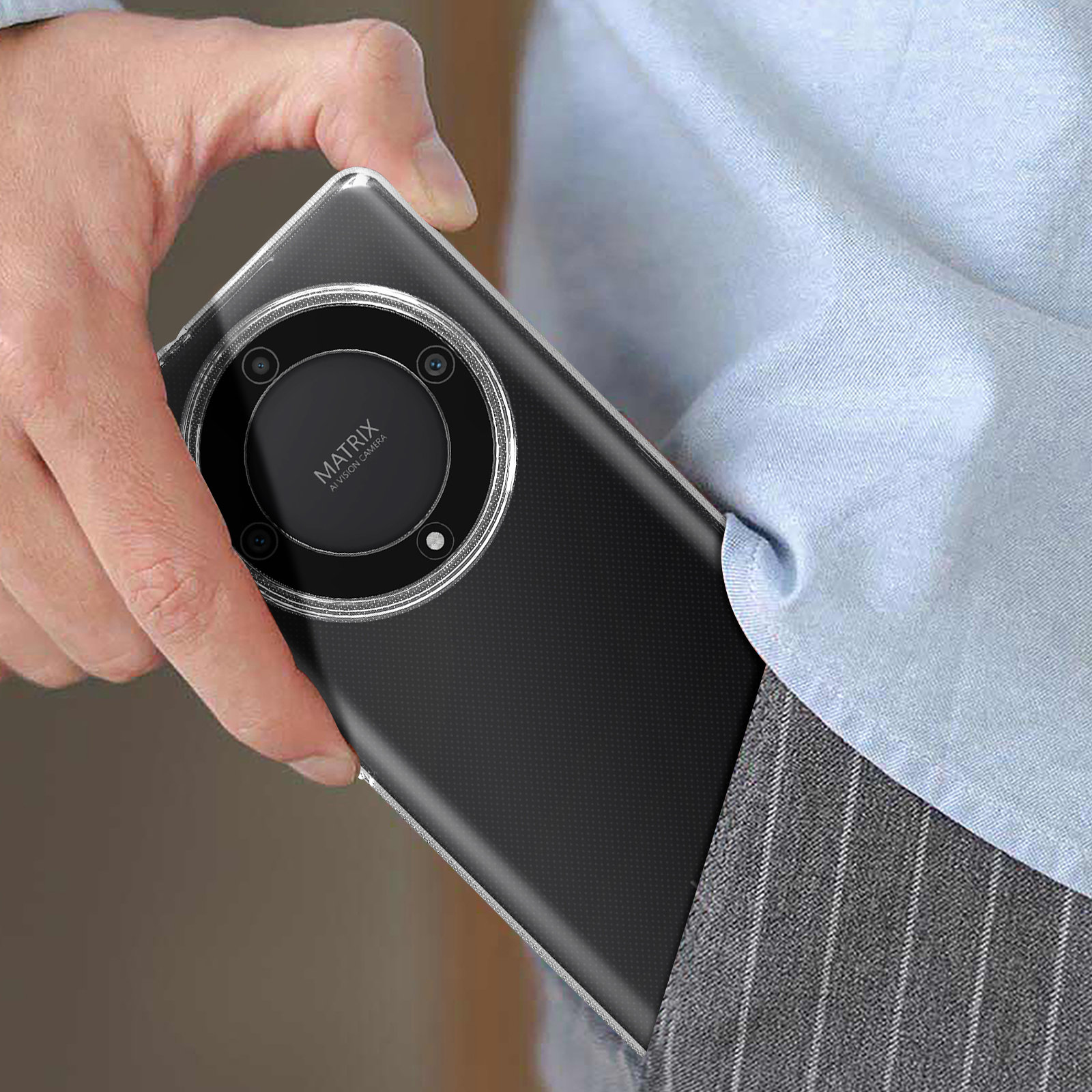 Ein Telefon in einer transparenten Hülle, in einer Tasche gehalten. Das Telefon hat einen Ring aus Kameralinsen.