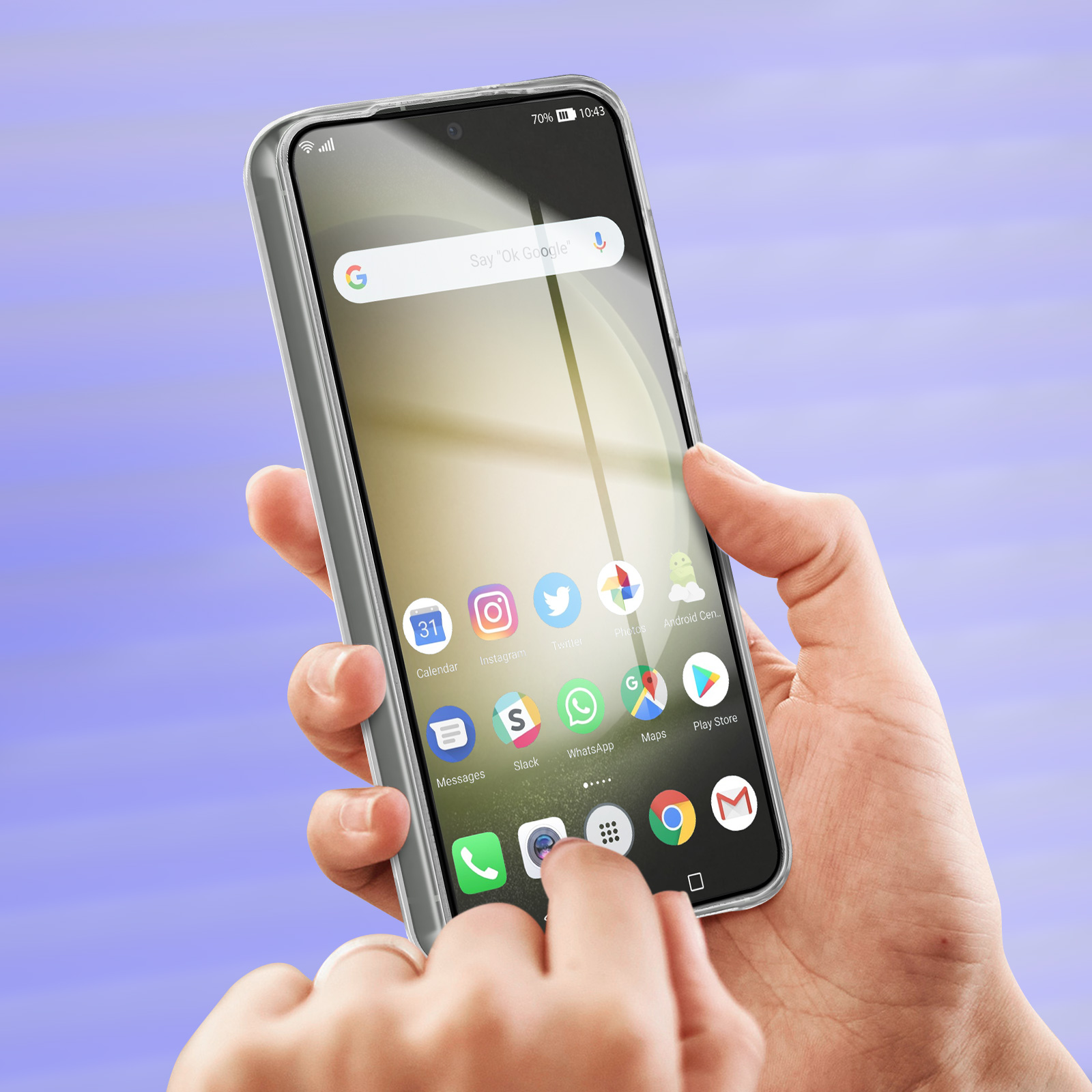 Mano che tiene smartphone con app. Icone: Instagram, Twitter e WhatsApp. Sfondo viola.