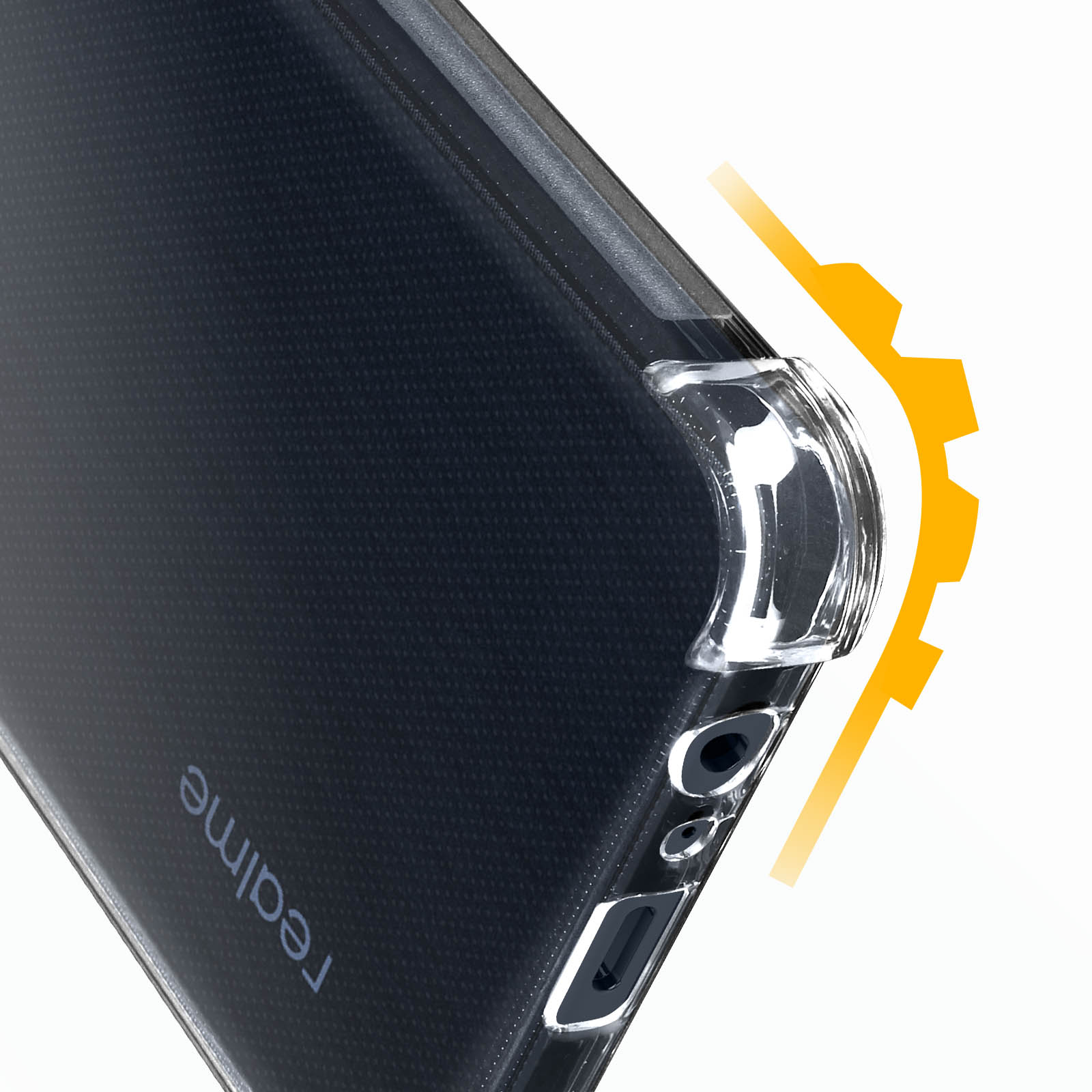 Una custodia trasparente per telefono su un telefono nero con il nome 'realme'. Un'icona di ingranaggio arancione punta all'angolo.