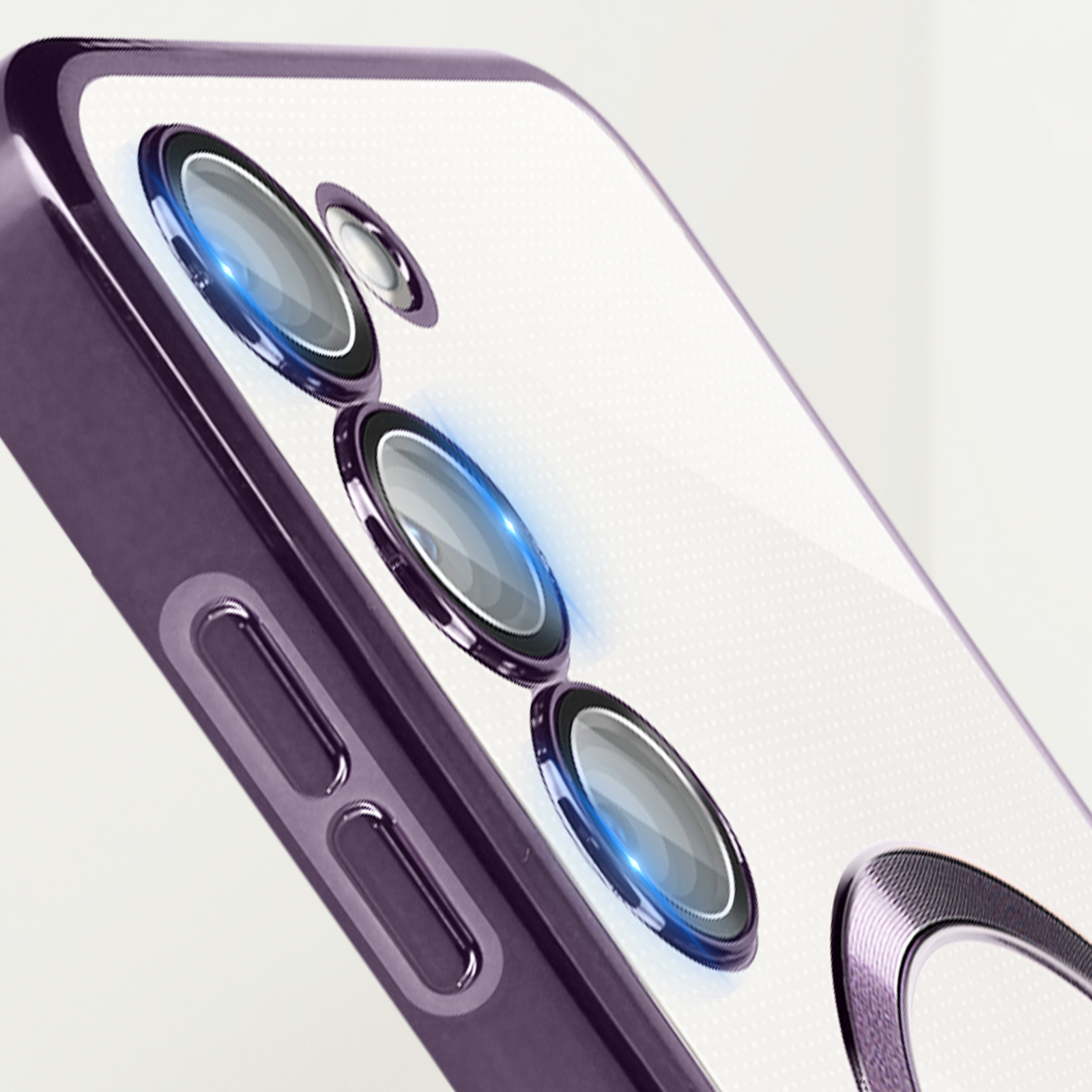 Primo piano di una custodia trasparente con cornice viola, che mostra lenti della fotocamera e un anello.