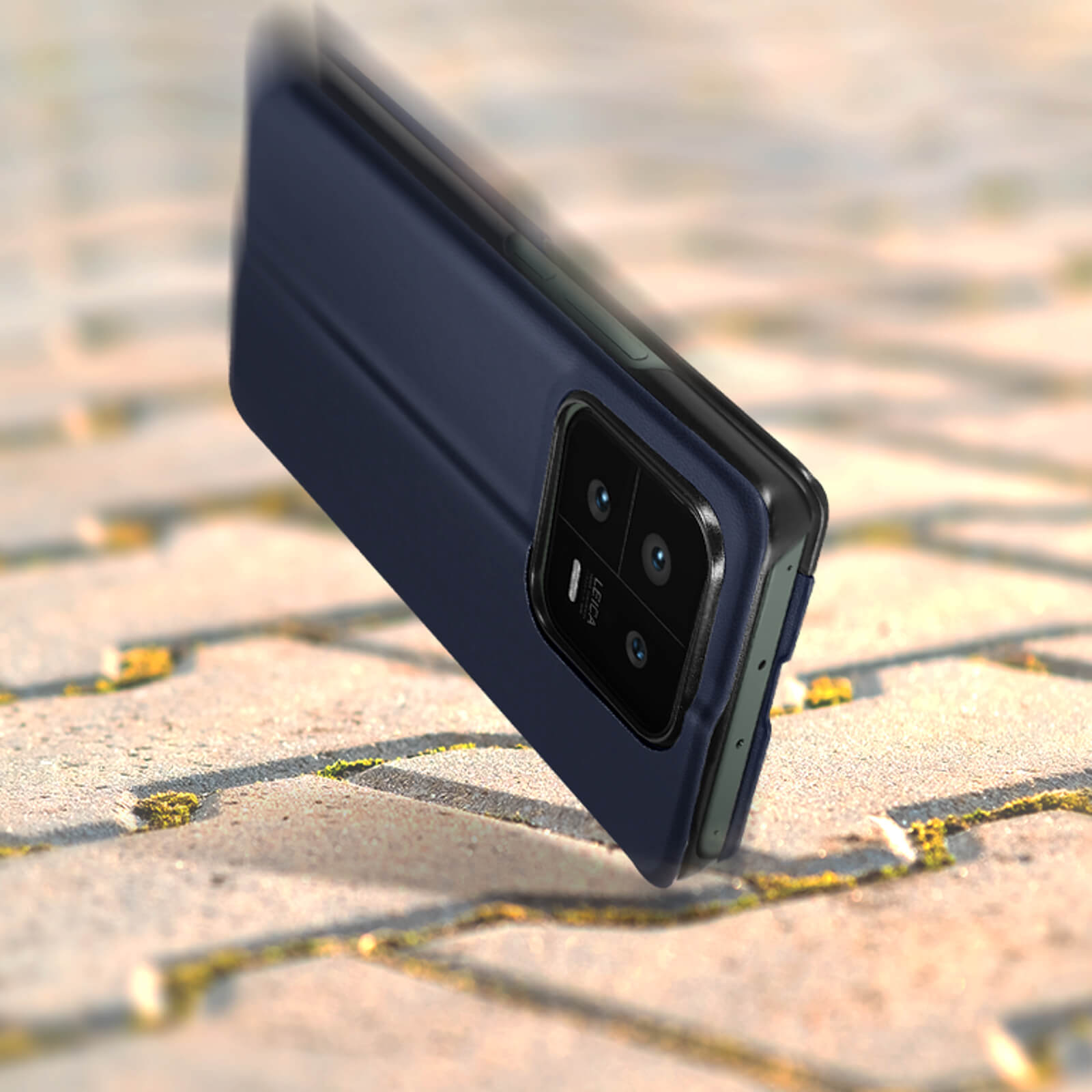 Blaue Handyhülle mit Telefon, zeigt Kamera und Funktionen des Telefons.