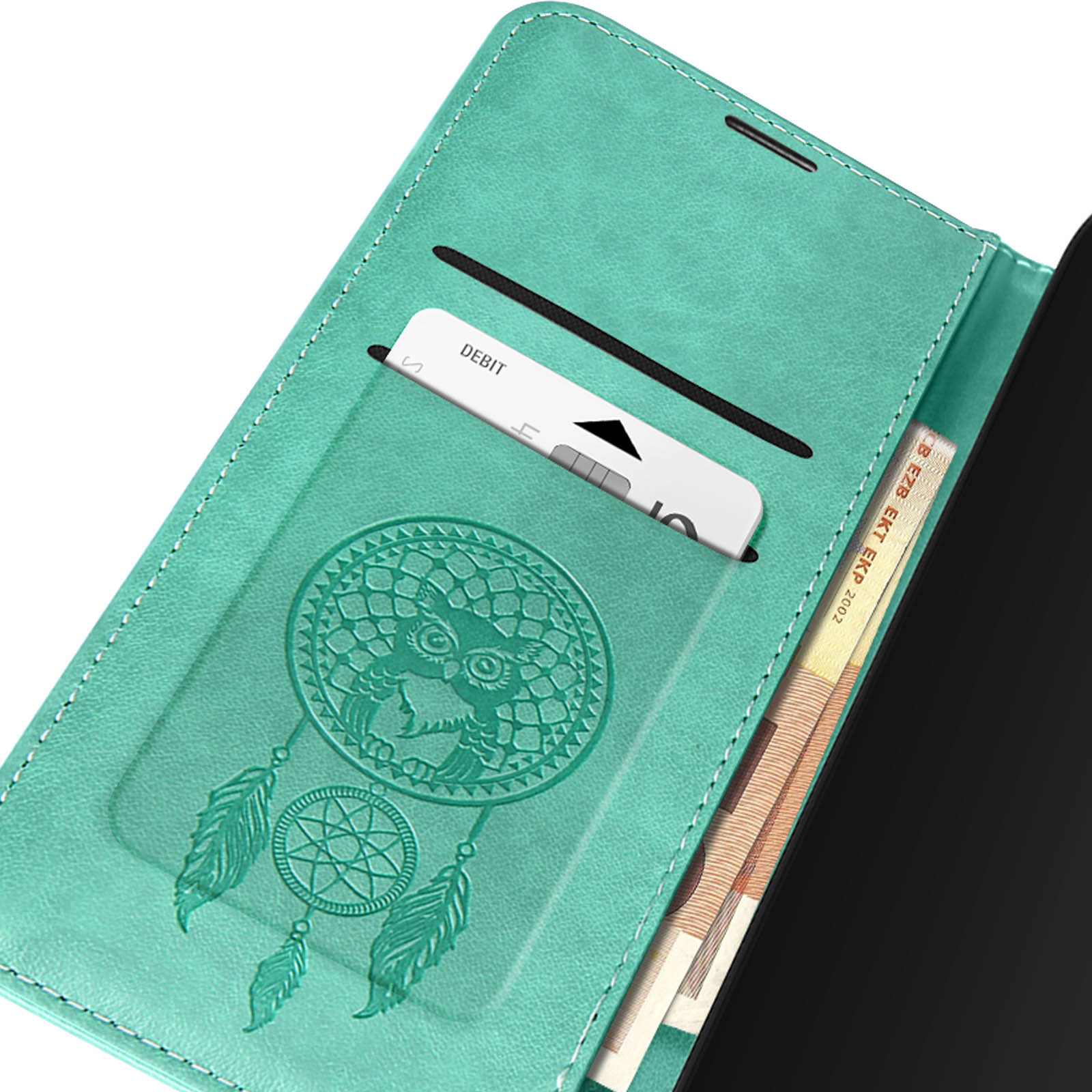 Custodia per telefono verde acqua che mostra una carta di debito e denaro. La custodia ha un design acchiappasogni sul davanti.