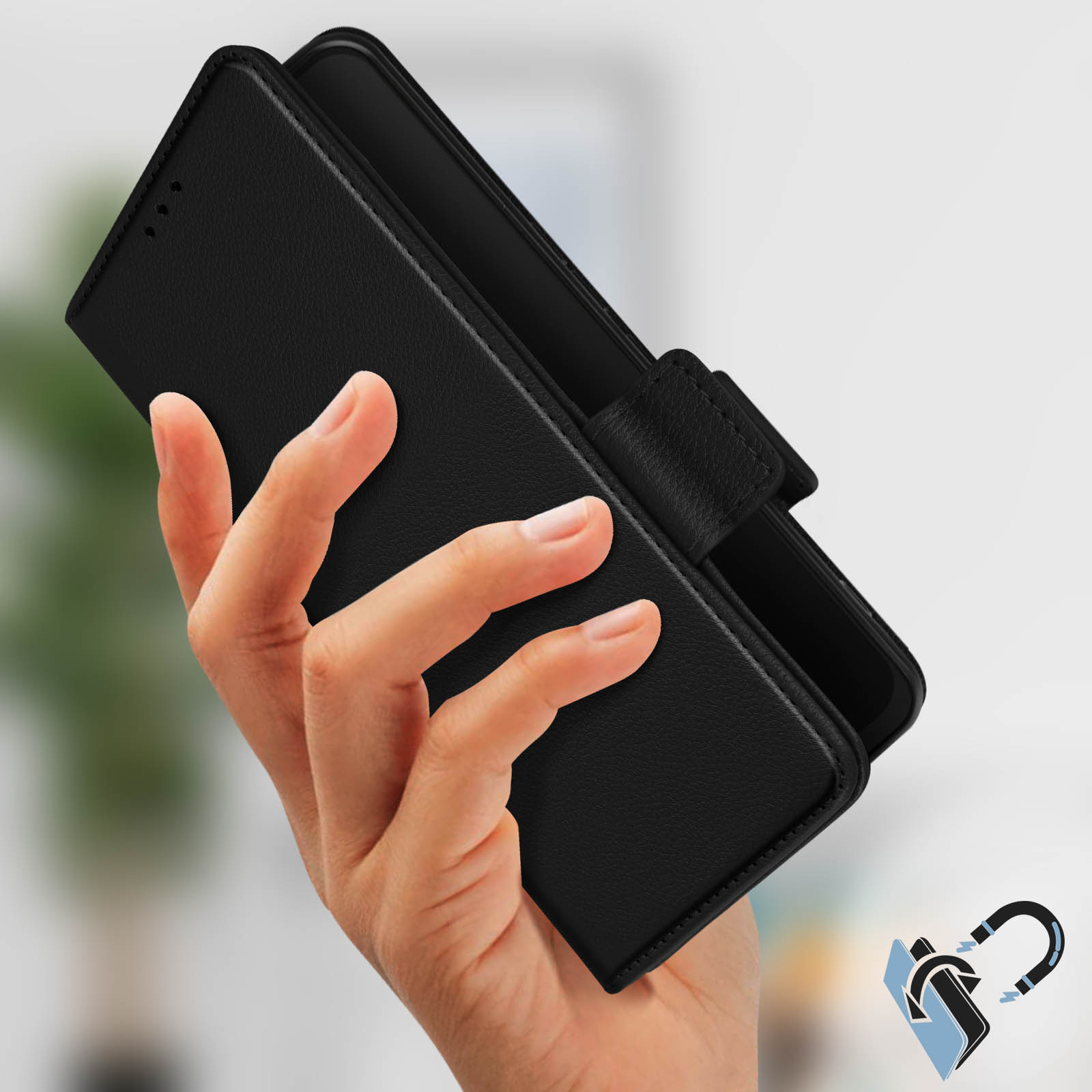 Coque de téléphone noire tenue dans une main. Étui en cuir noir avec un aimant.