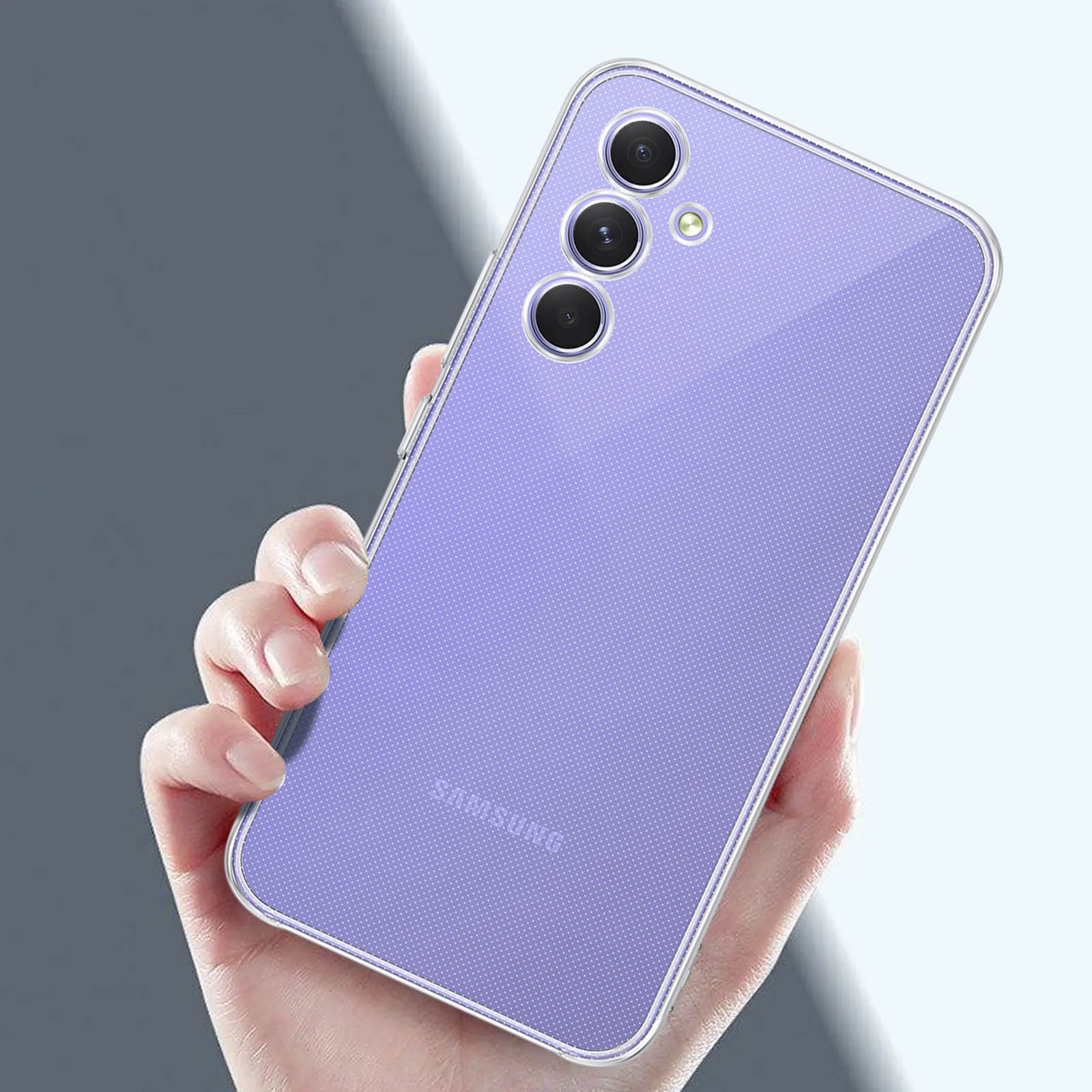 Fioletowy telefon w przezroczystym etui. Telefon ma trzy aparaty. Osoba go trzyma.