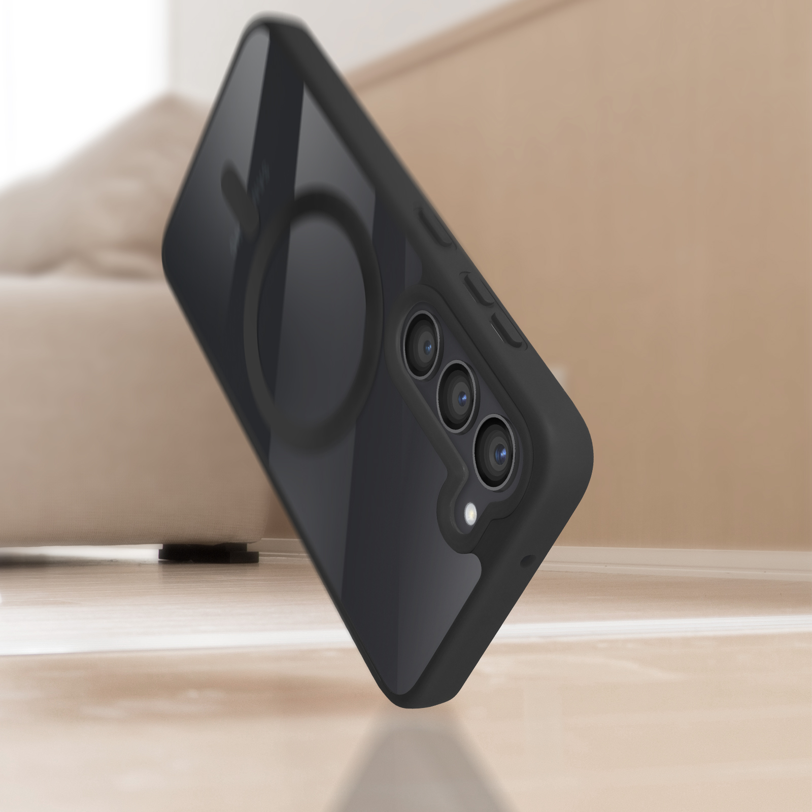 Custodia nera con anello. Telefono su legno. Sfondo sfocato.