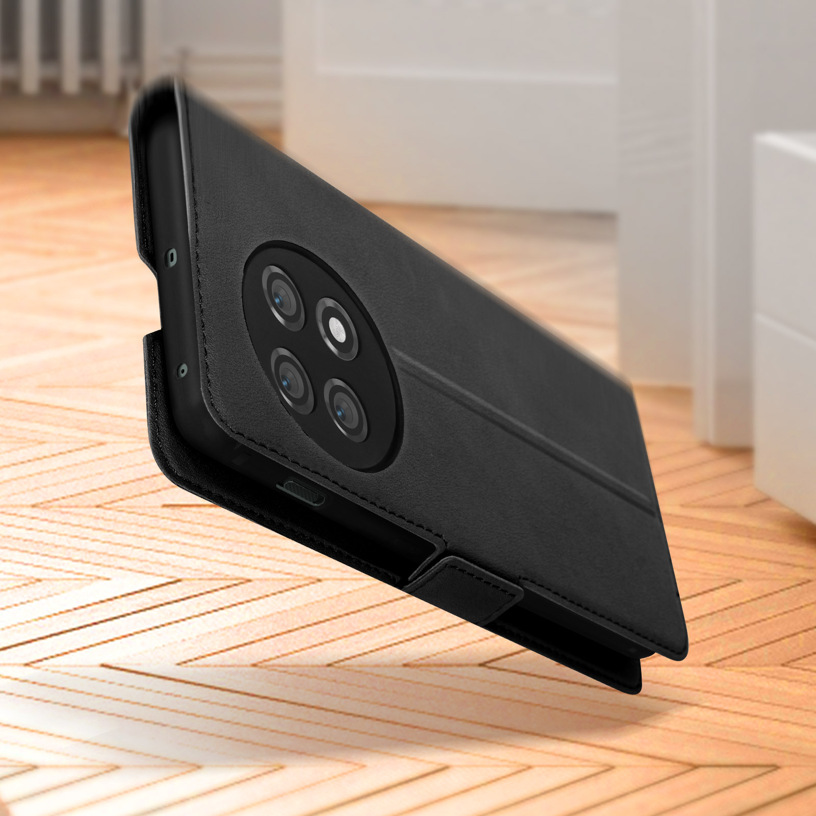 Eine schwarze Handyhülle mit einem Telefon darin. Das Telefon hat vier Rückkameras und ist abgewinkelt.