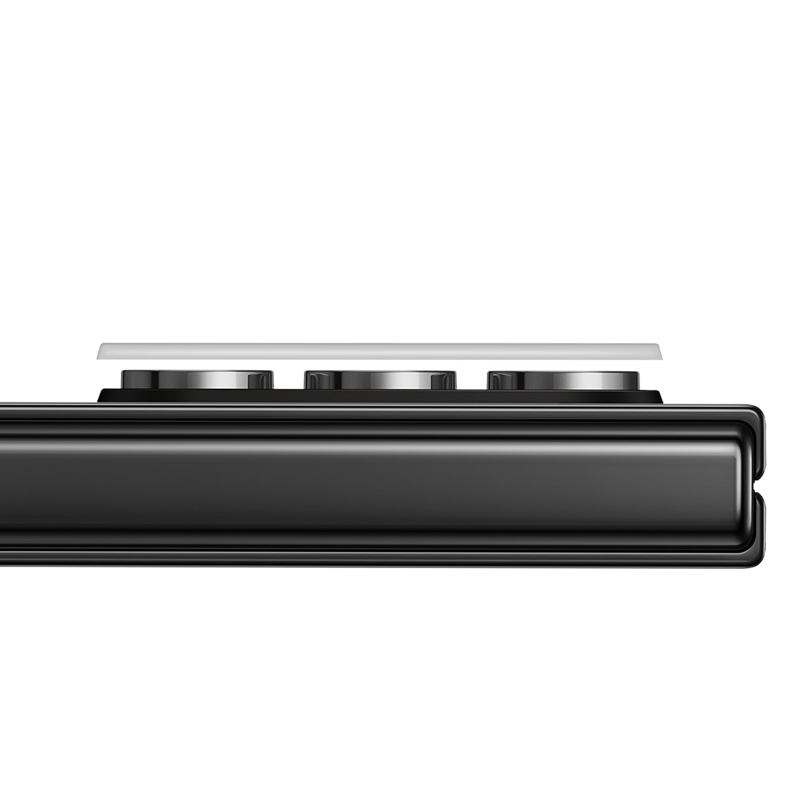 Primer plano de un teléfono plegable negro con tres cámaras en la parte superior.