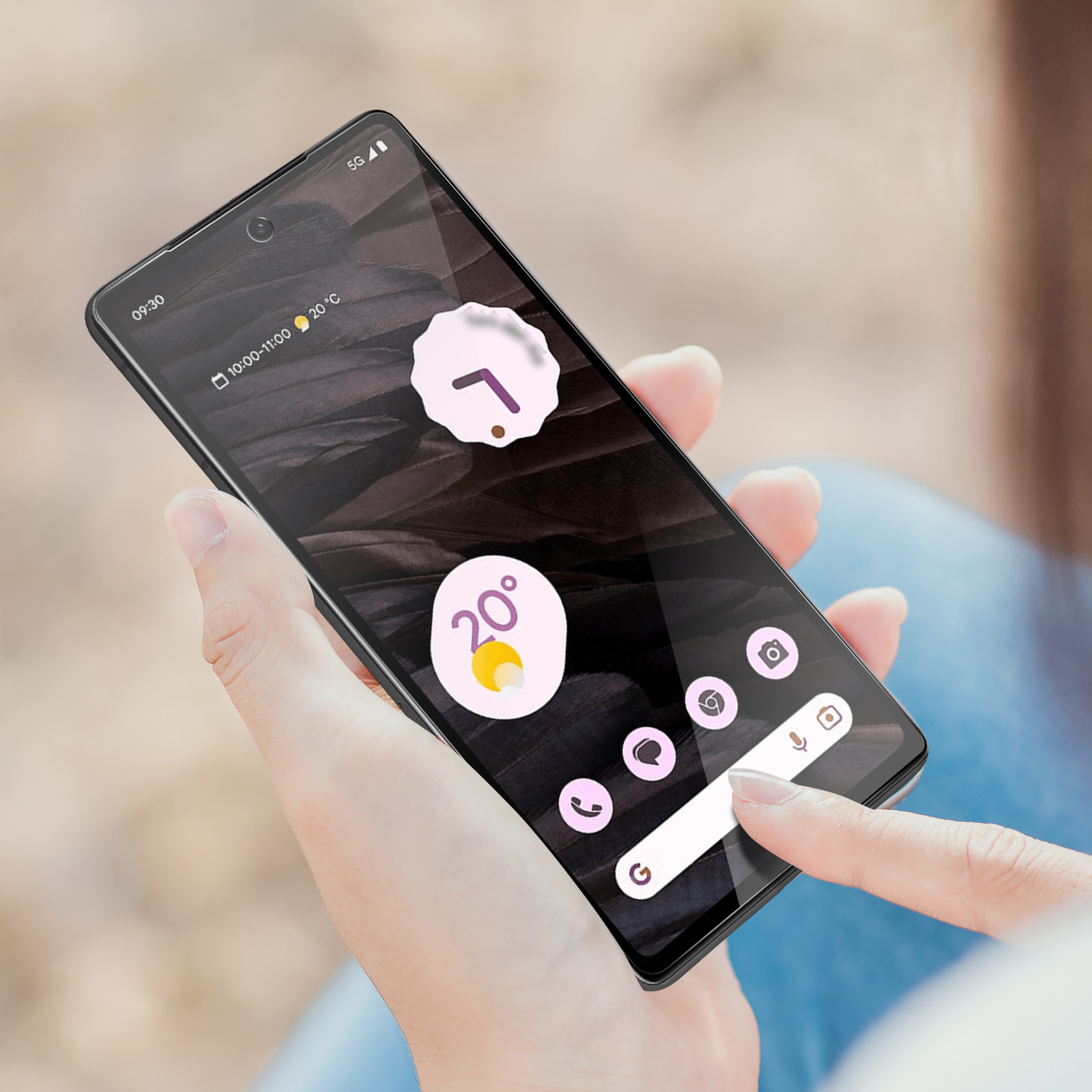 Une main tenant un smartphone affichant une interface utilisateur avec des icônes d'applications et des widgets heure/température.