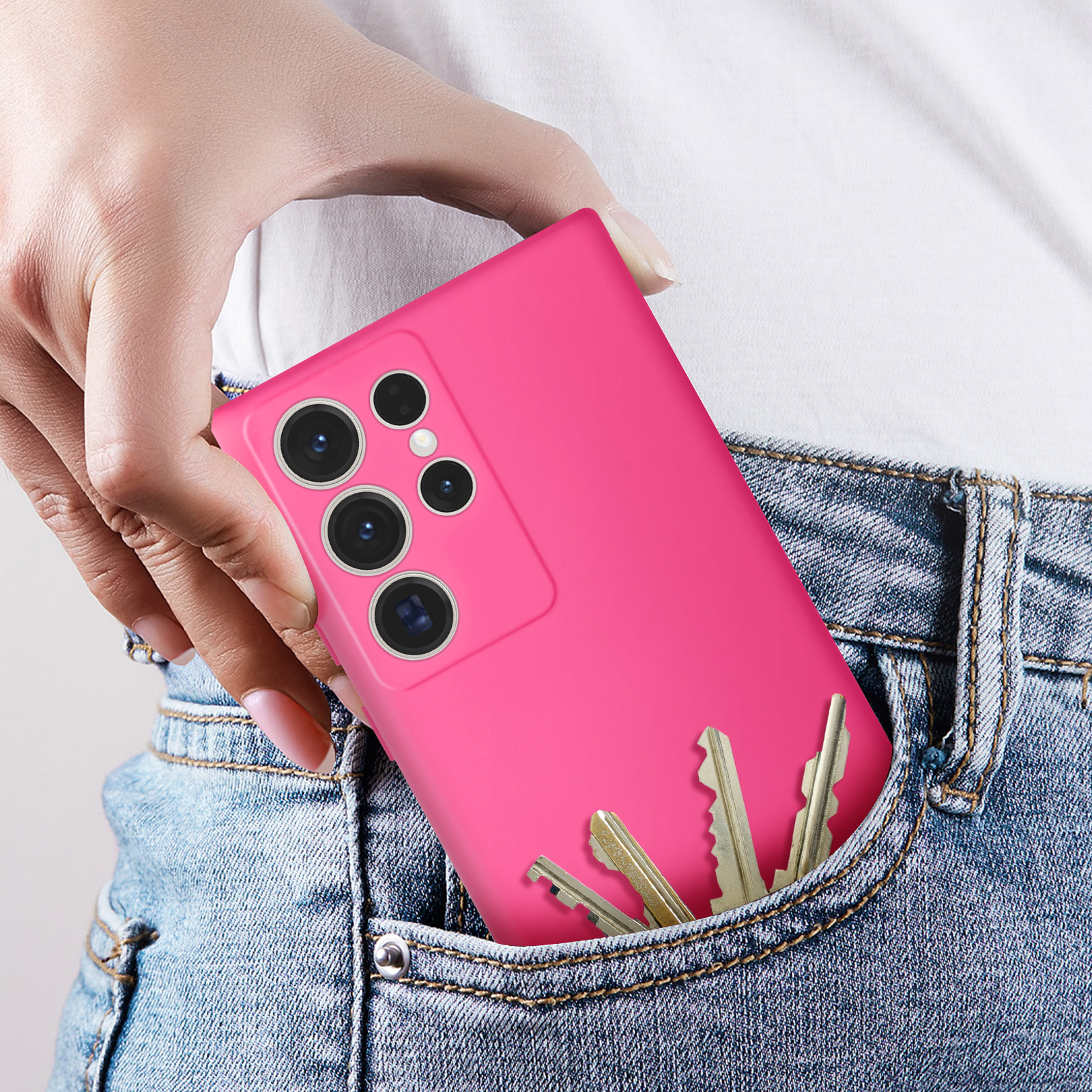 Un telefono rosa in una tasca. Anche le chiavi sono nella tasca.