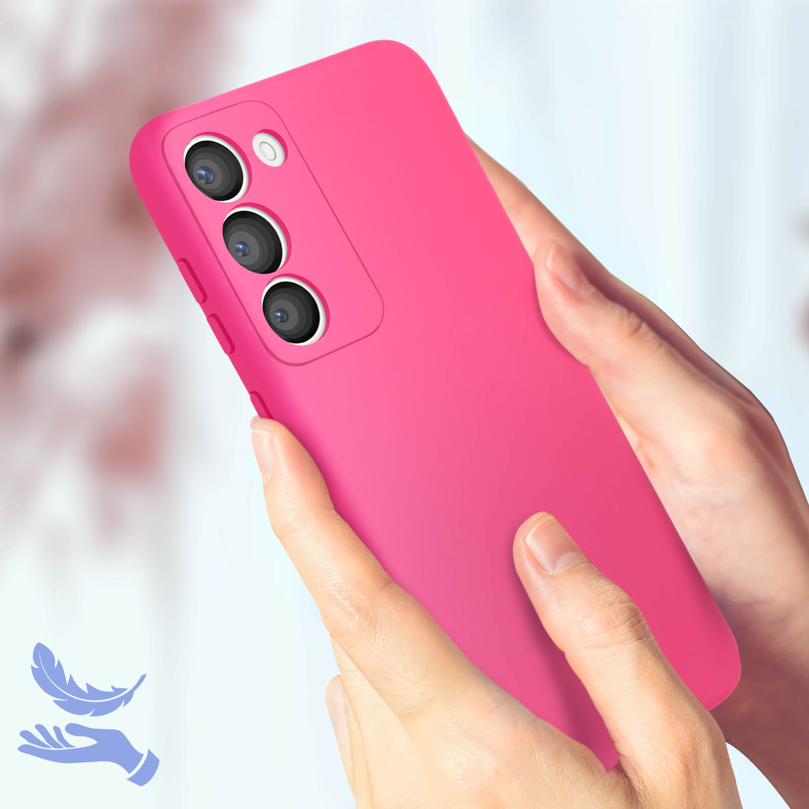 Mani che tengono una custodia per telefono rosa. La custodia ha tre fotocamere.