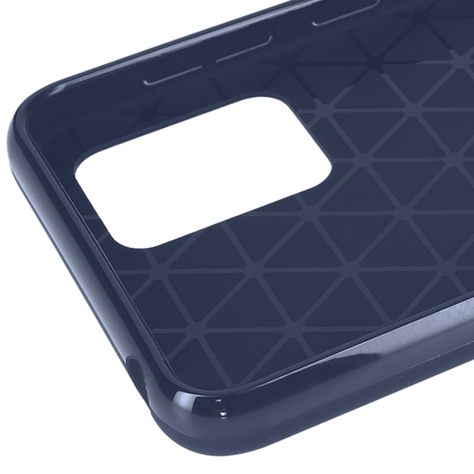 Primo piano dell'interno di una custodia per telefono blu scuro con un motivo geometrico.