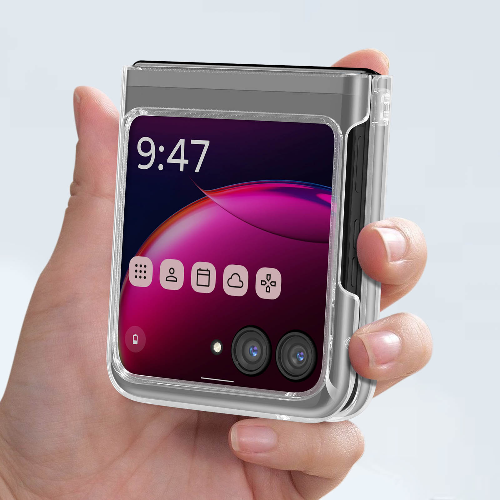 Un telefono pieghevole è aperto, mostrando lo schermo con l'ora e le icone. Il telefono è in una custodia trasparente.