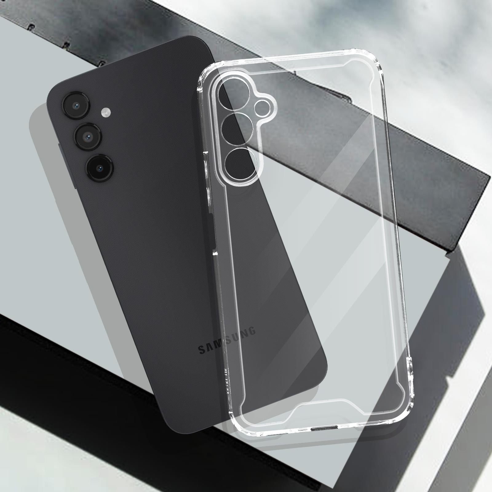 Deux étuis de téléphone, un noir et un transparent, à côté d'une surface noire et d'un fond gris.